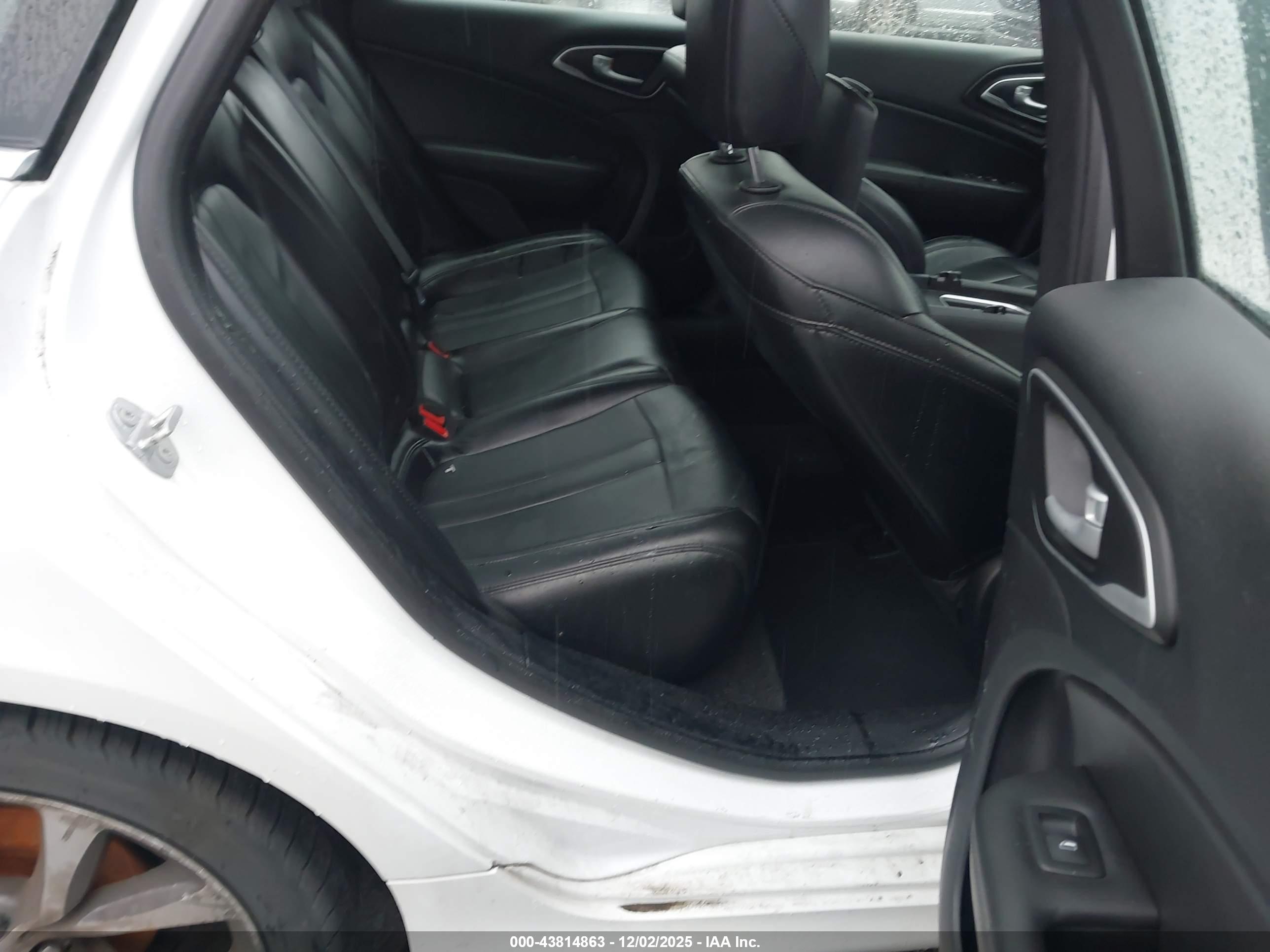CHRYSLER 200 image 8