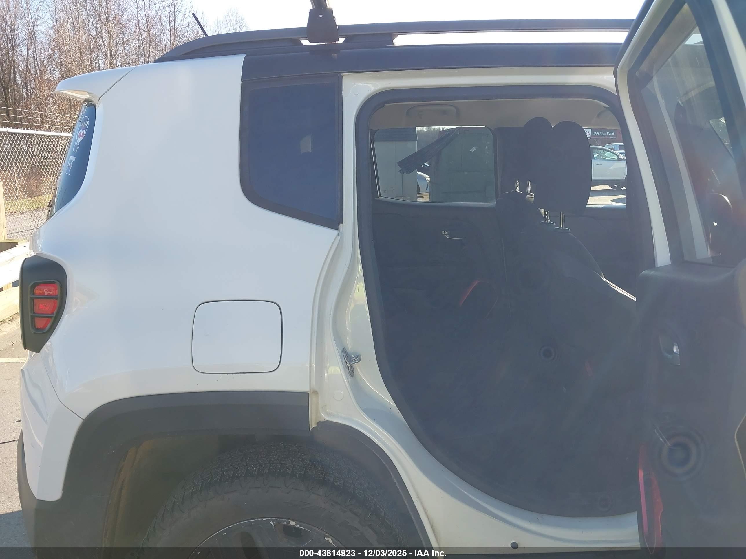 JEEP RENEGADE image 8