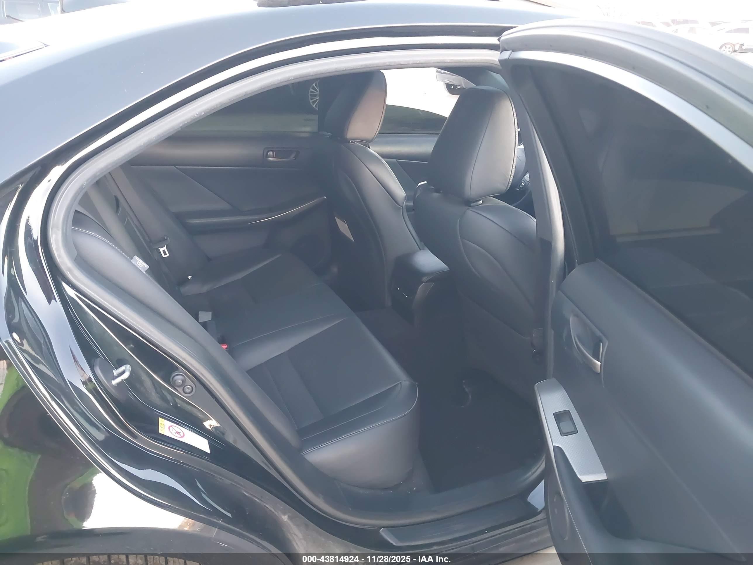 LEXUS IS image 8