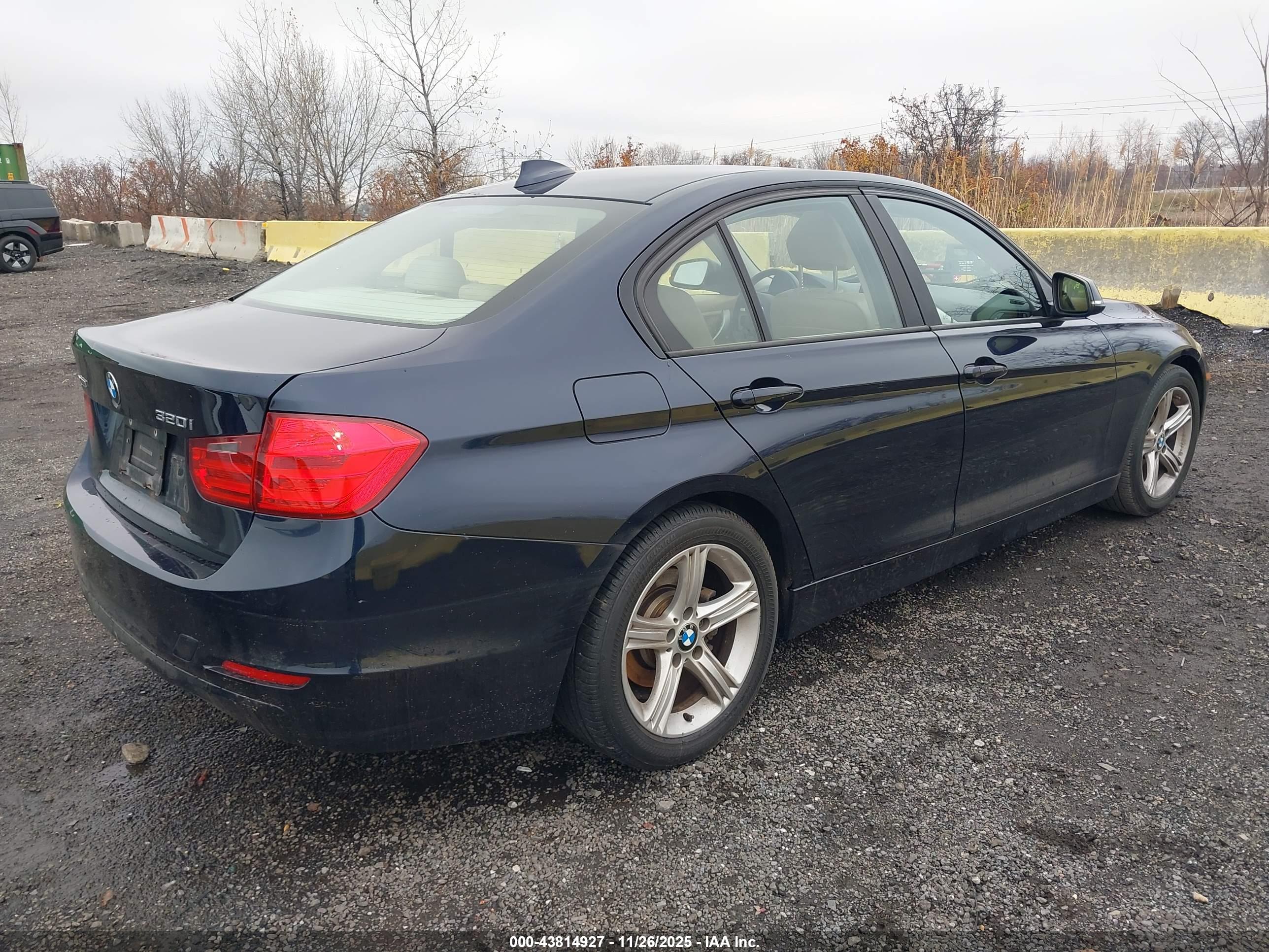 BMW 320I image 4