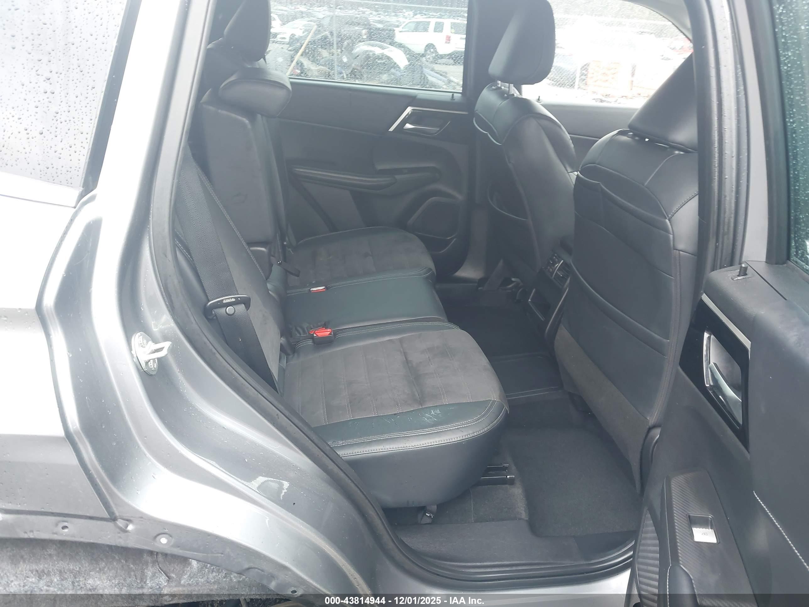 MITSUBISHI OUTLANDER image 8