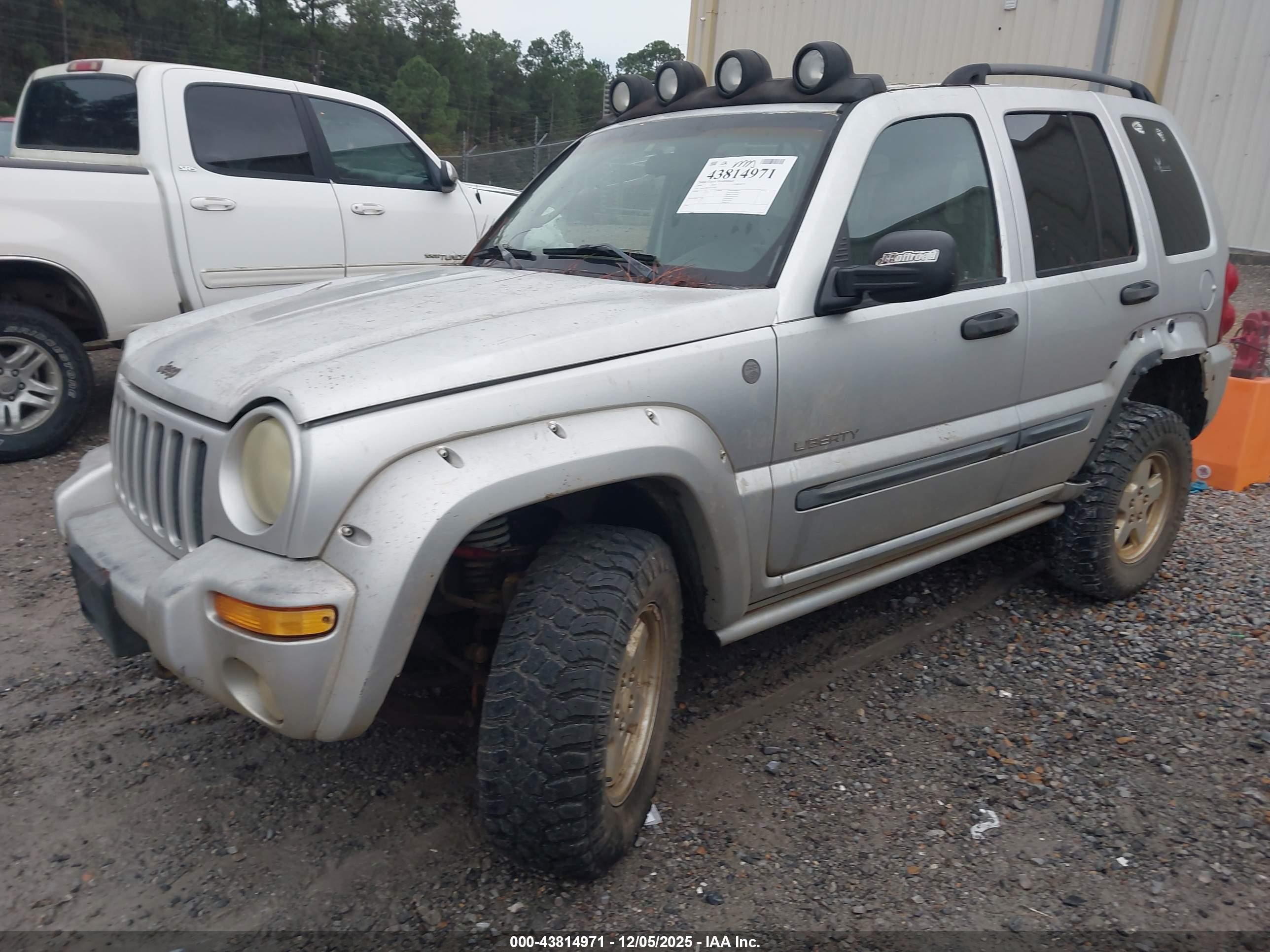 JEEP LIBERTY image 2