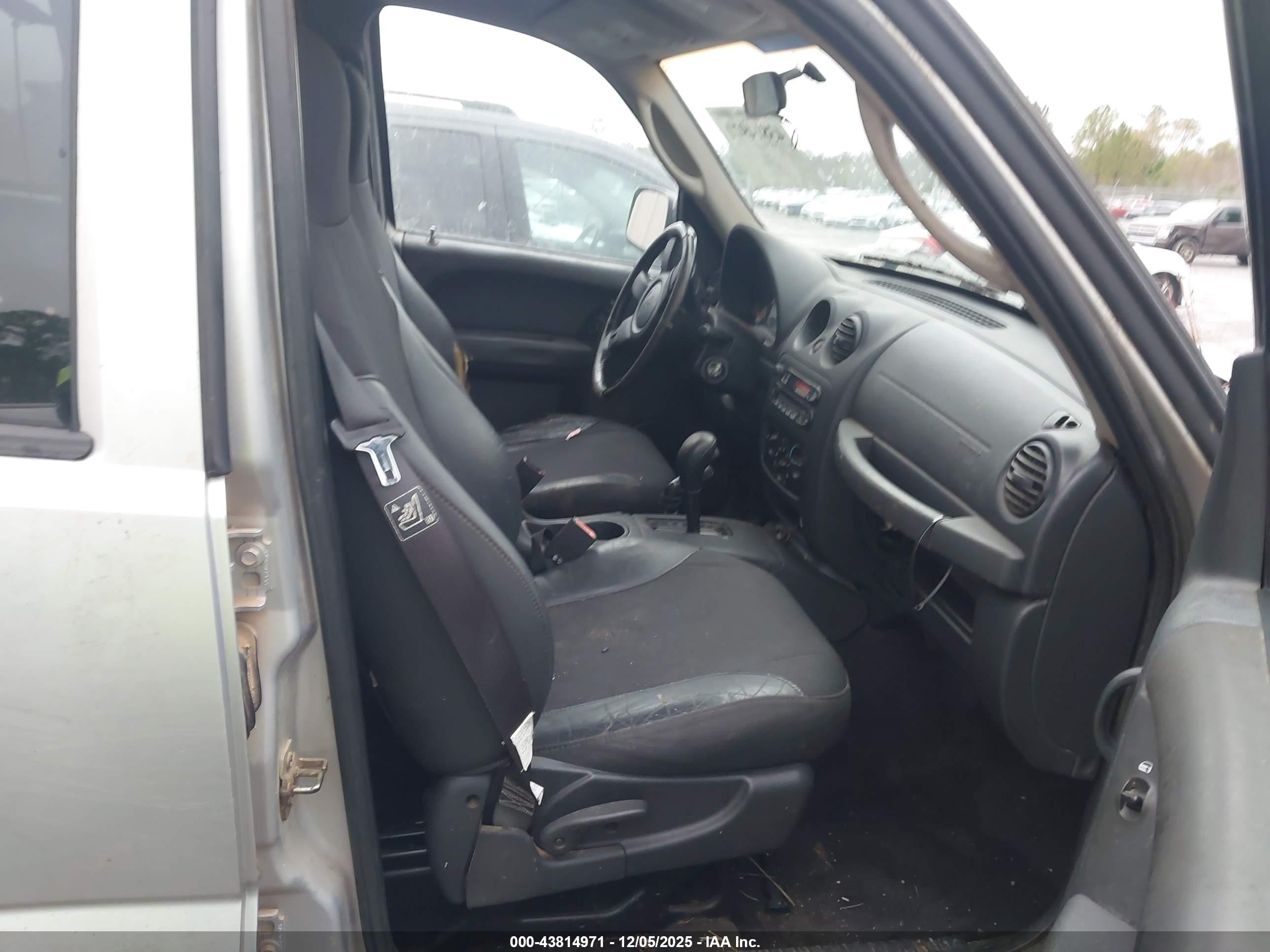 JEEP LIBERTY image 5