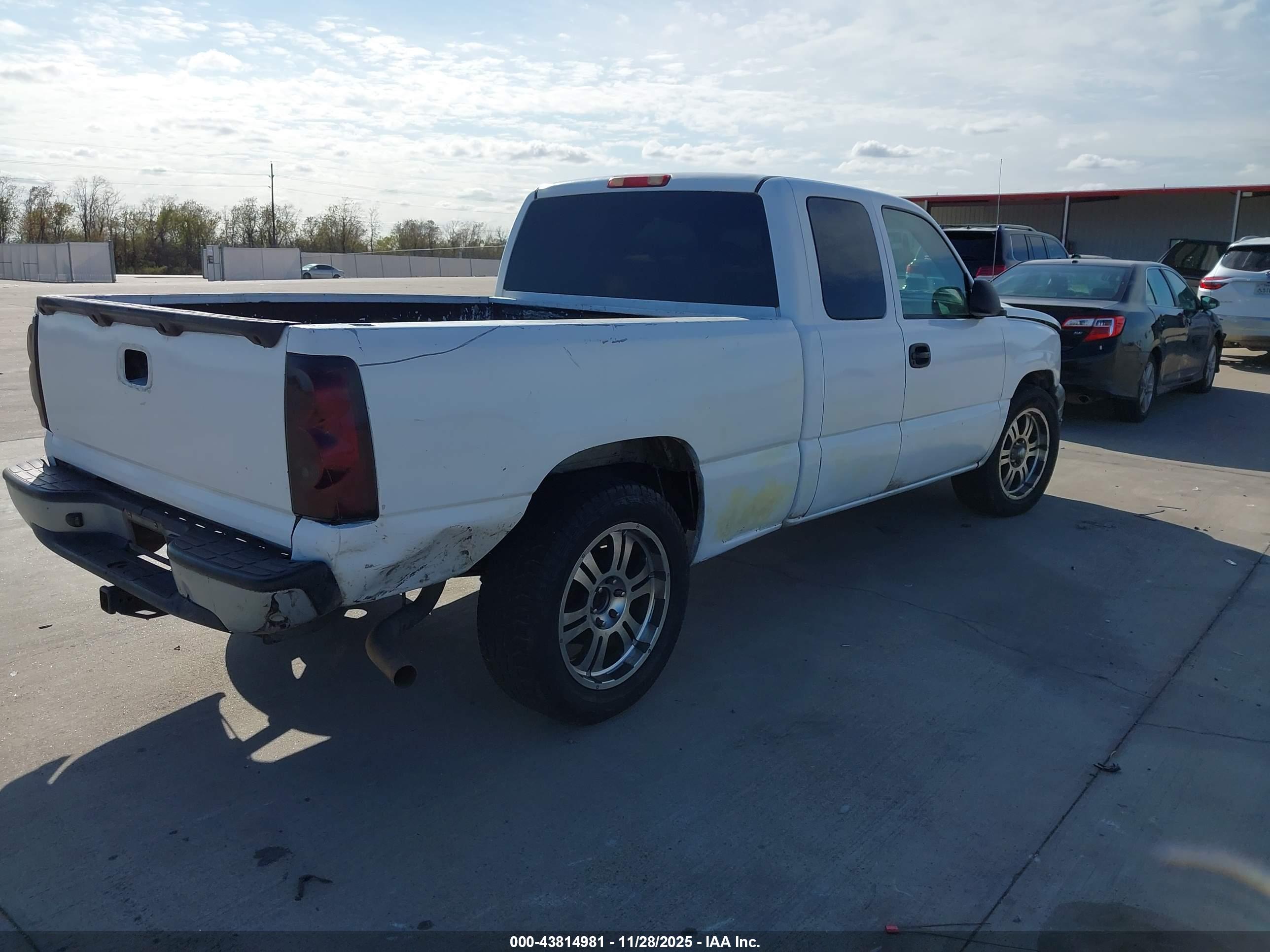 CHEVROLET SILVERADO image 4