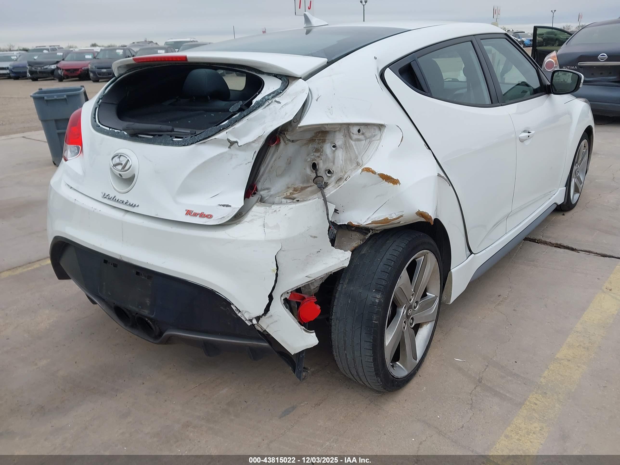 HYUNDAI VELOSTER image 6