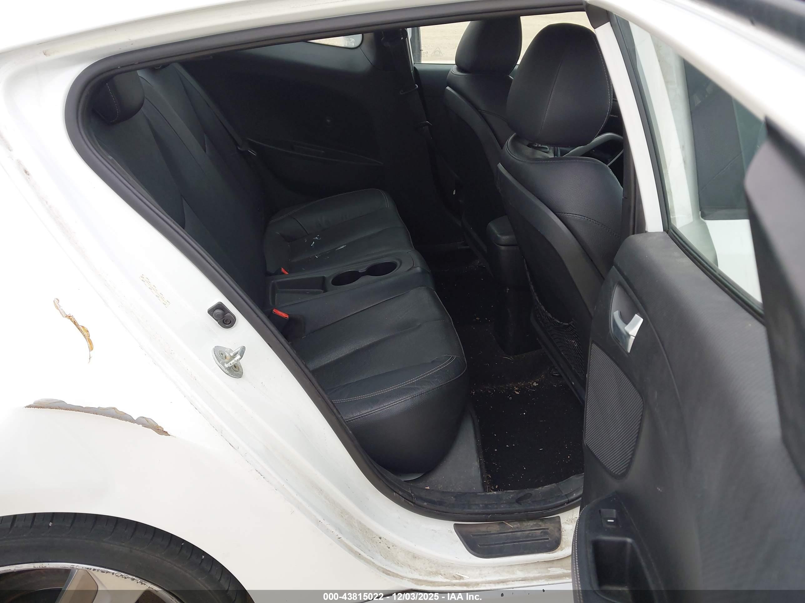 HYUNDAI VELOSTER image 8