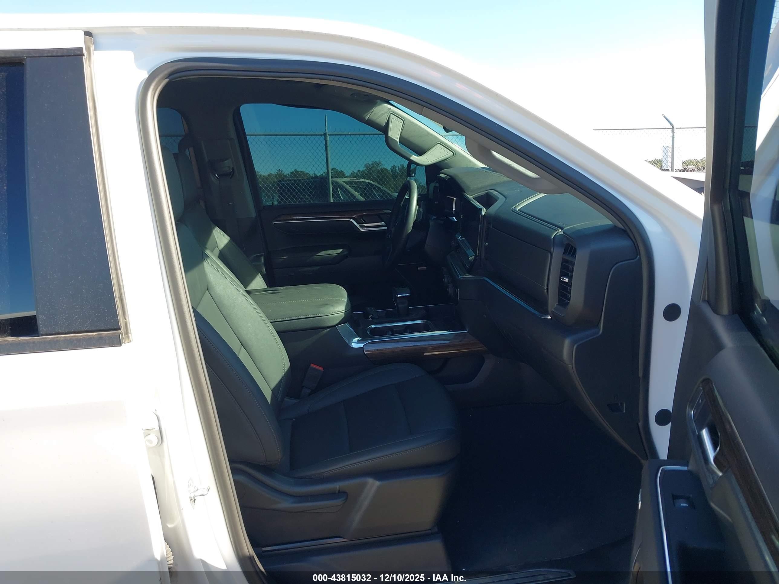 CHEVROLET SILVERADO image 5