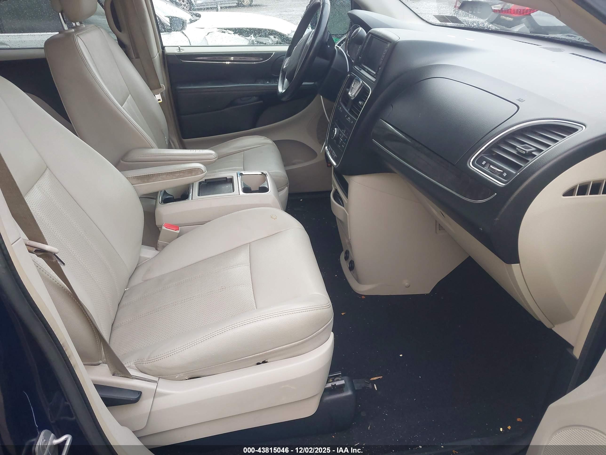 CHRYSLER TOWN image 5