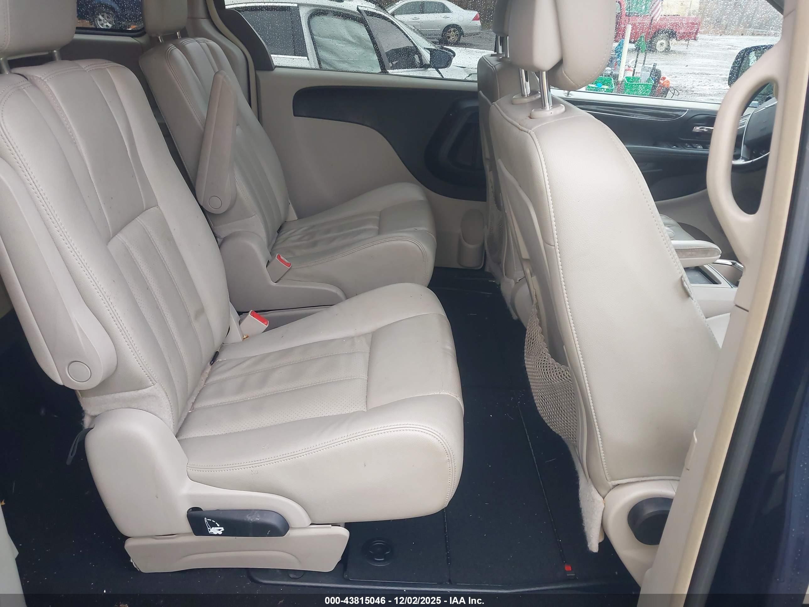 CHRYSLER TOWN image 8