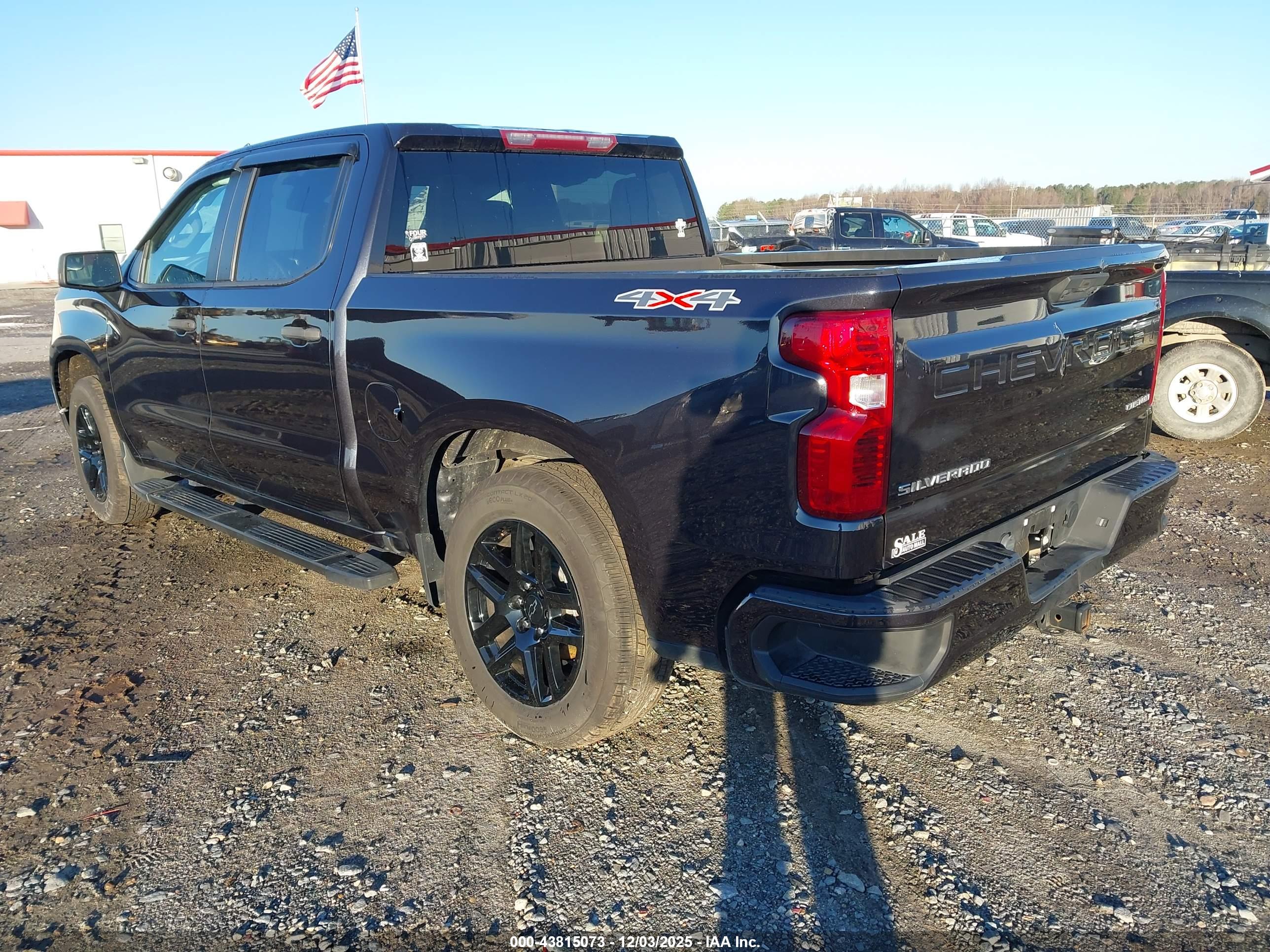 CHEVROLET SILVERADO image 3
