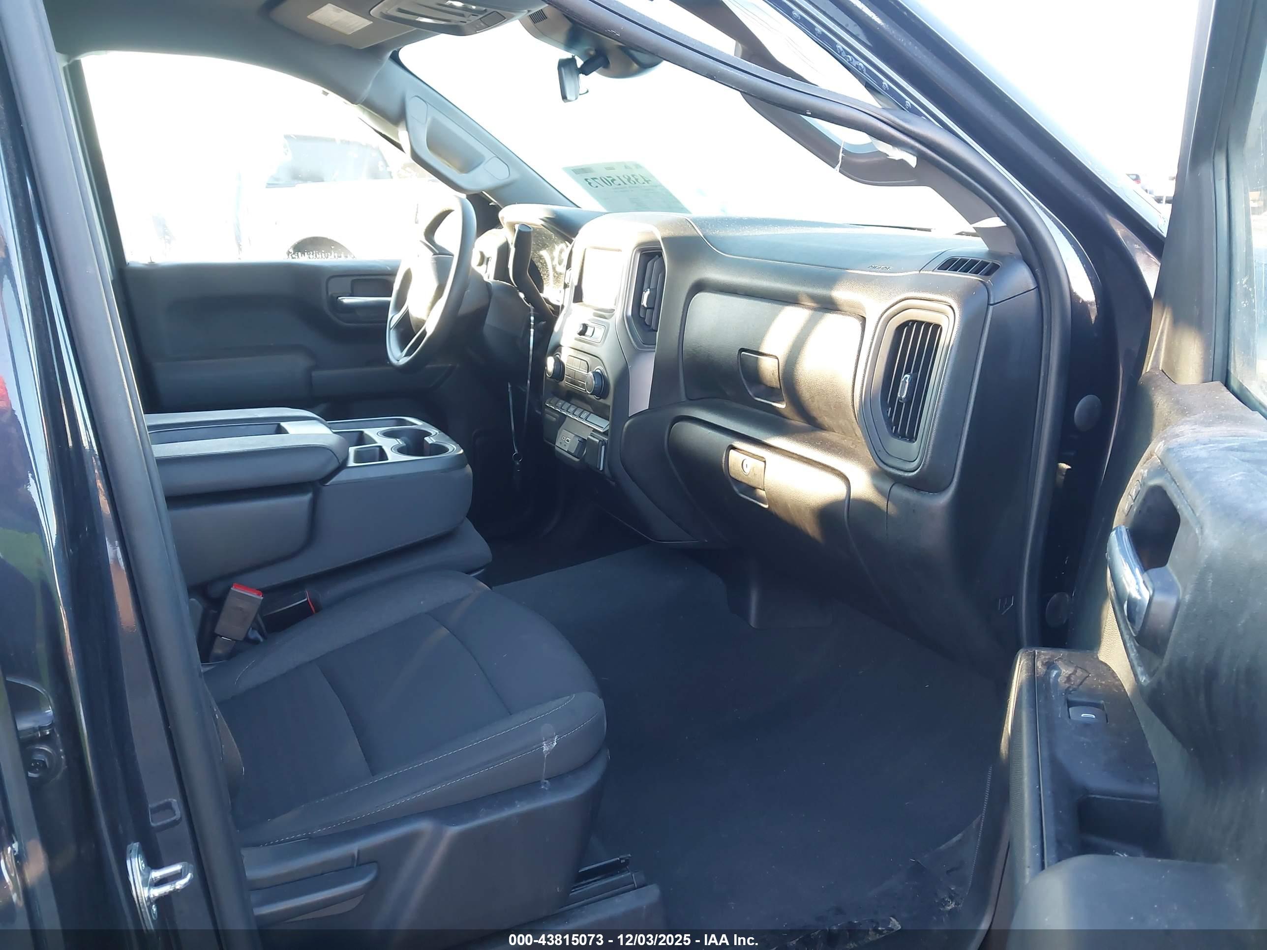 CHEVROLET SILVERADO image 5