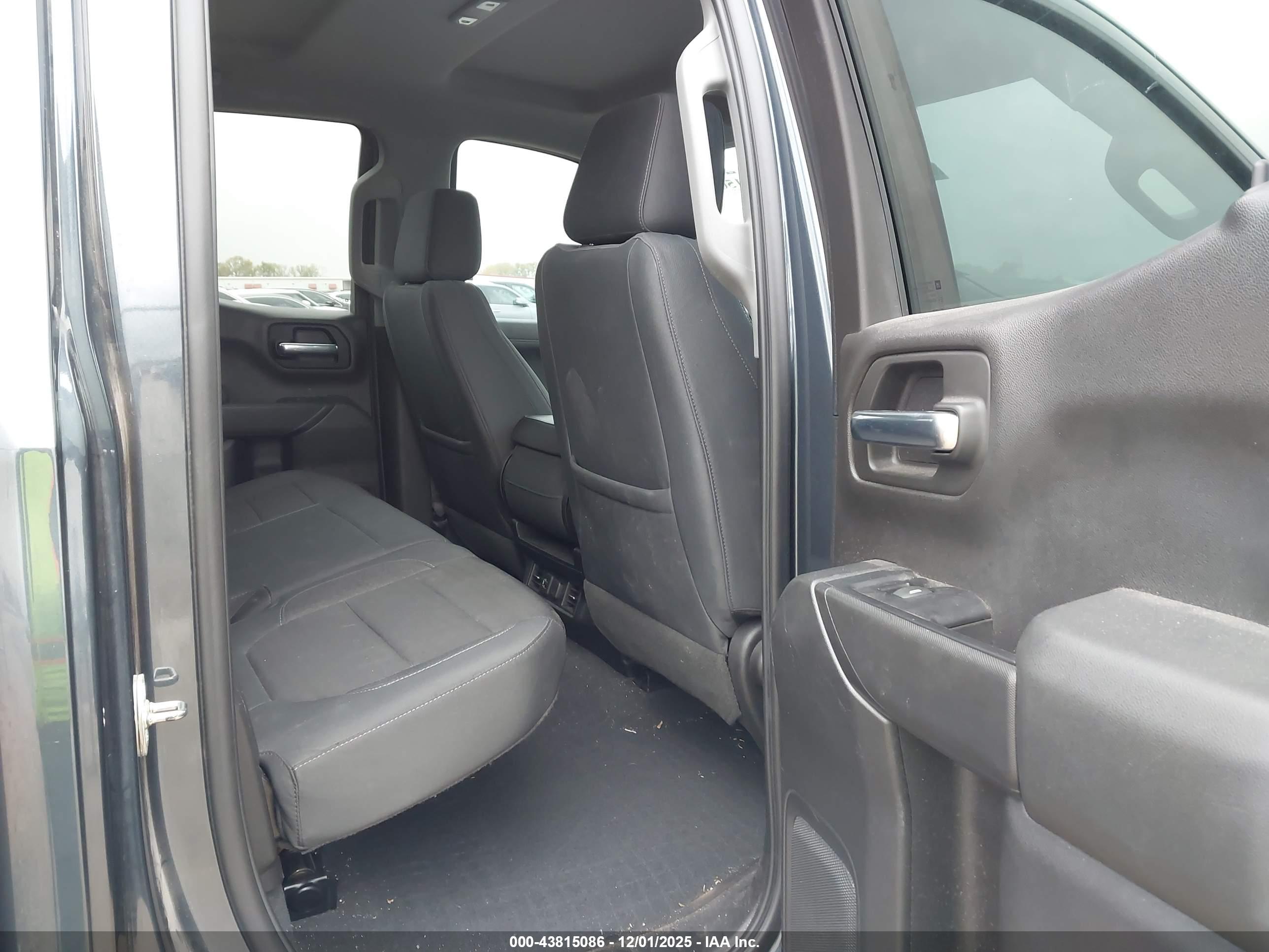 CHEVROLET SILVERADO image 8