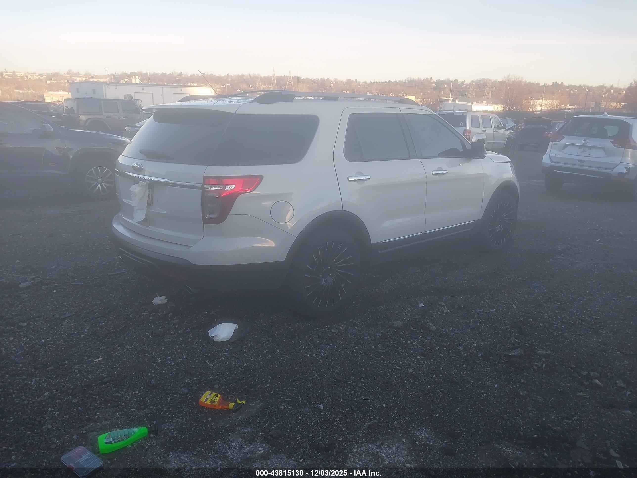 FORD EXPLORER image 4