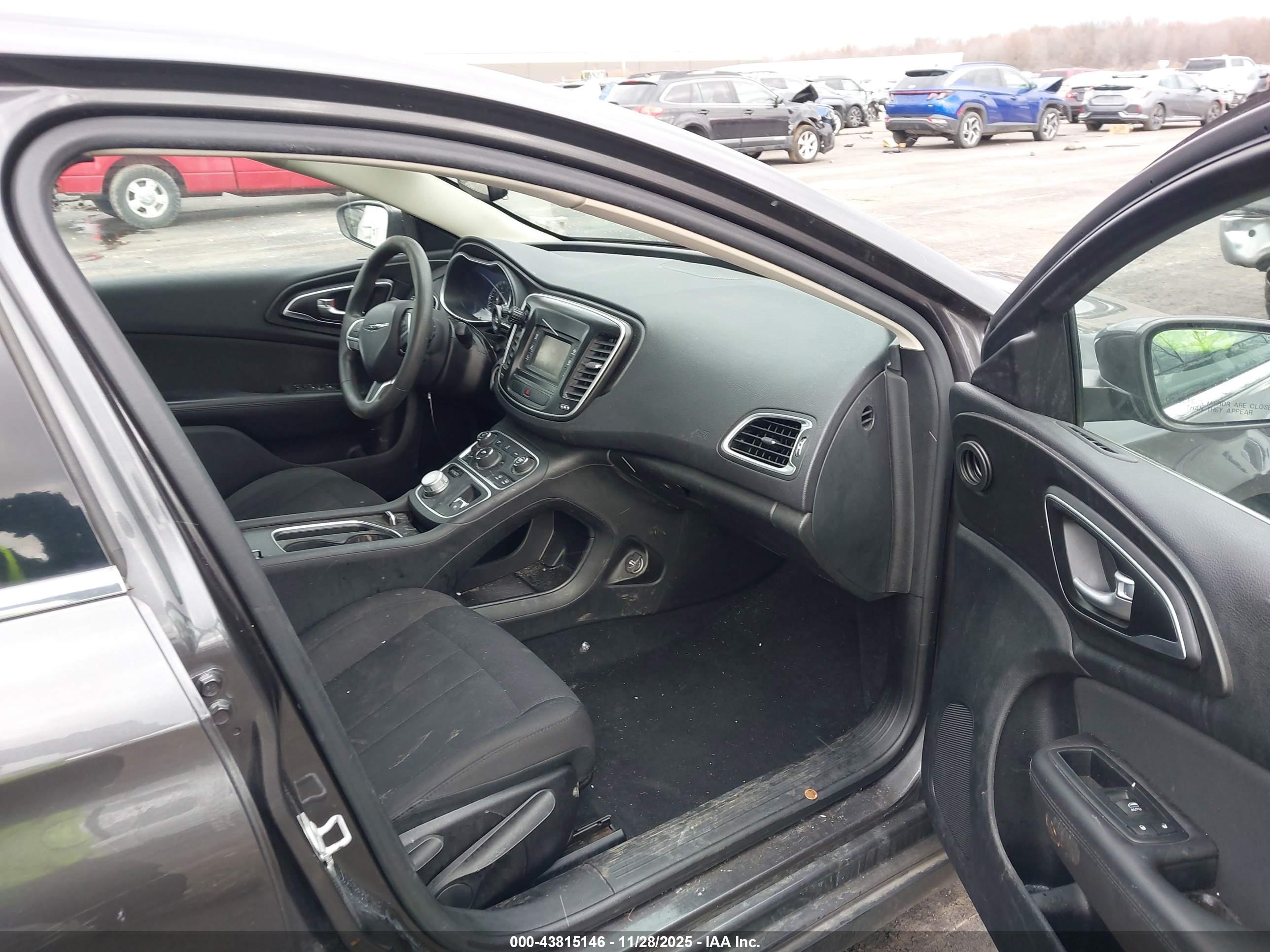 CHRYSLER 200 image 5