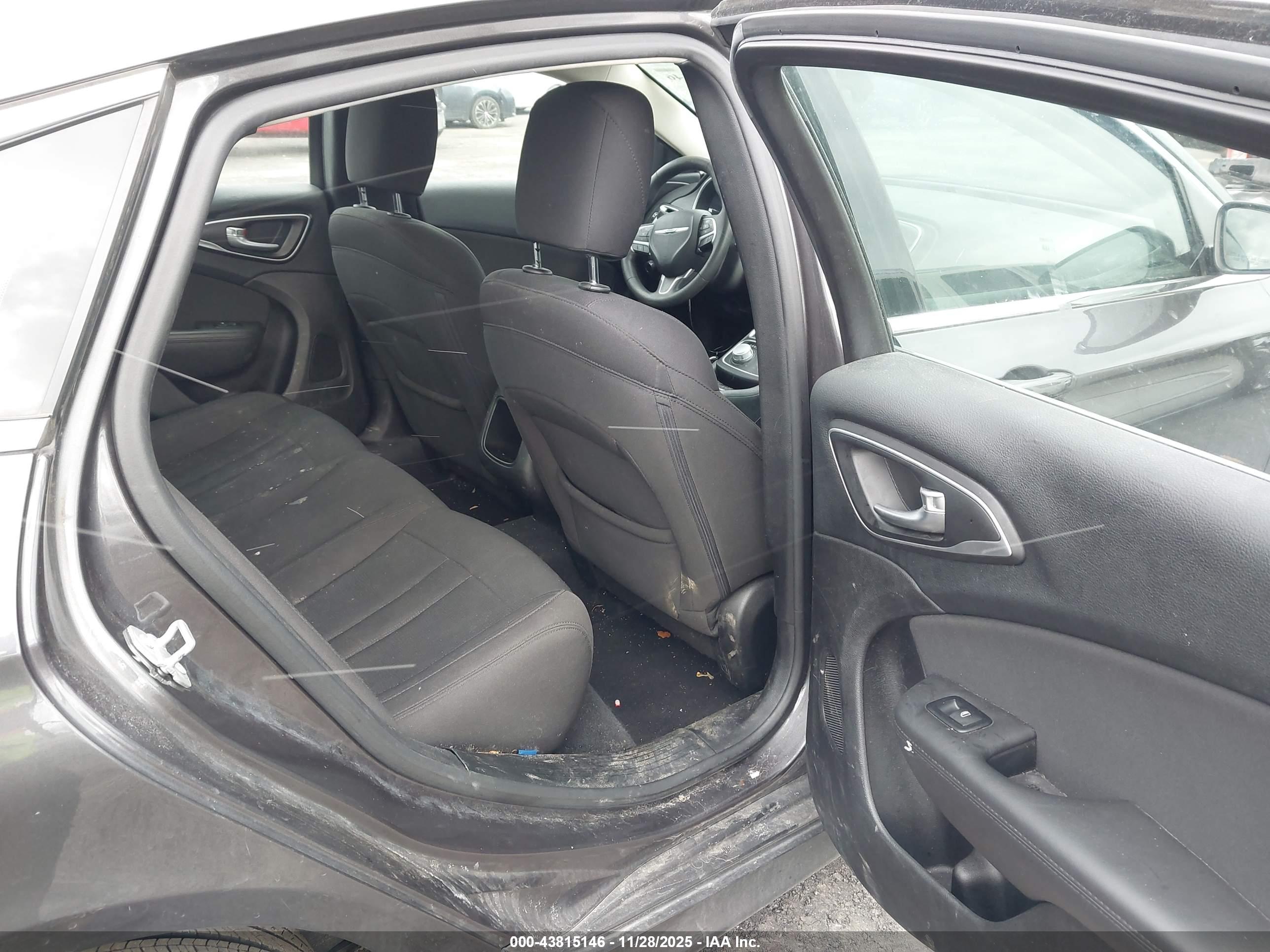 CHRYSLER 200 image 8