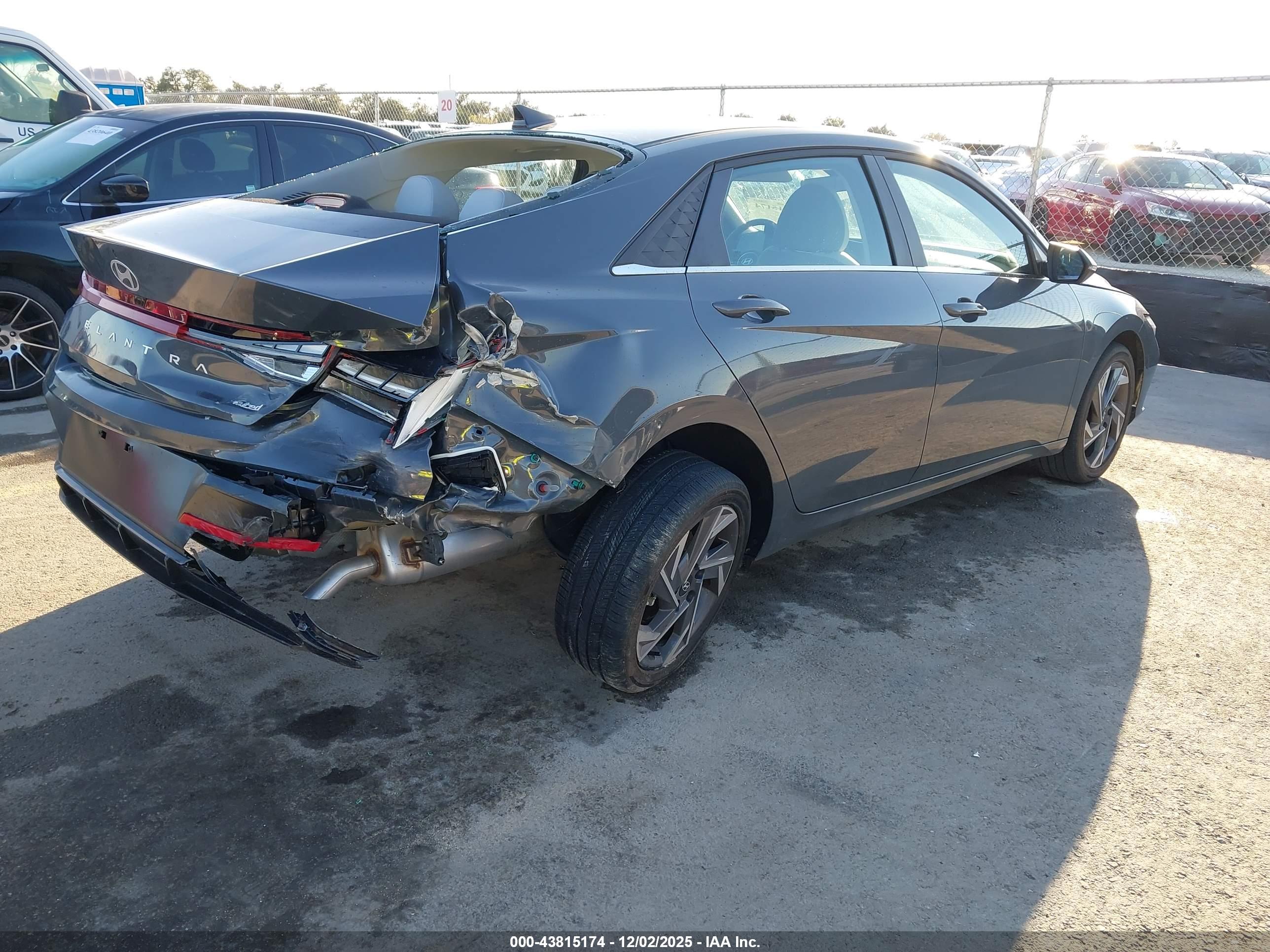 HYUNDAI ELANTRA image 4