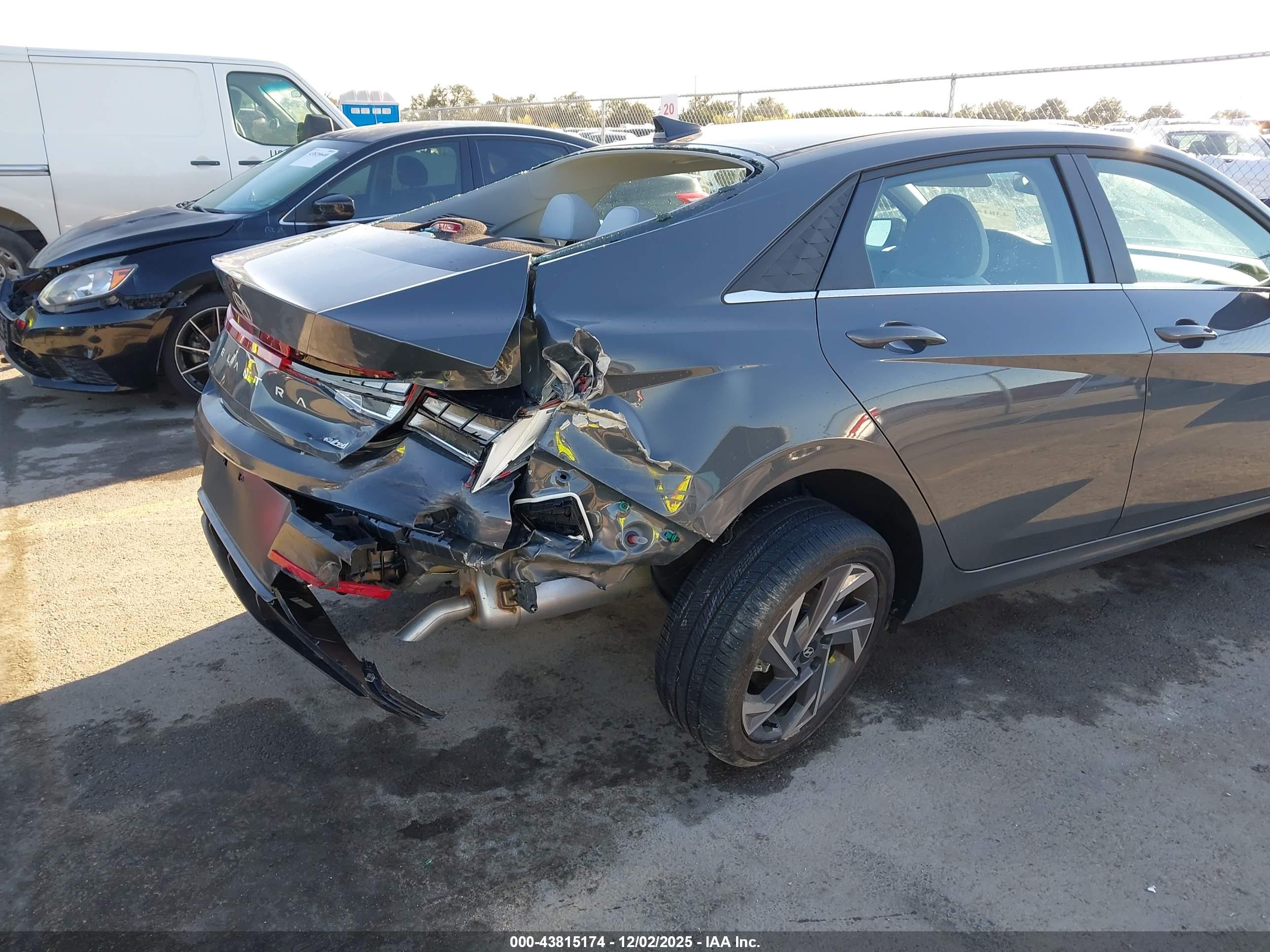 HYUNDAI ELANTRA image 6
