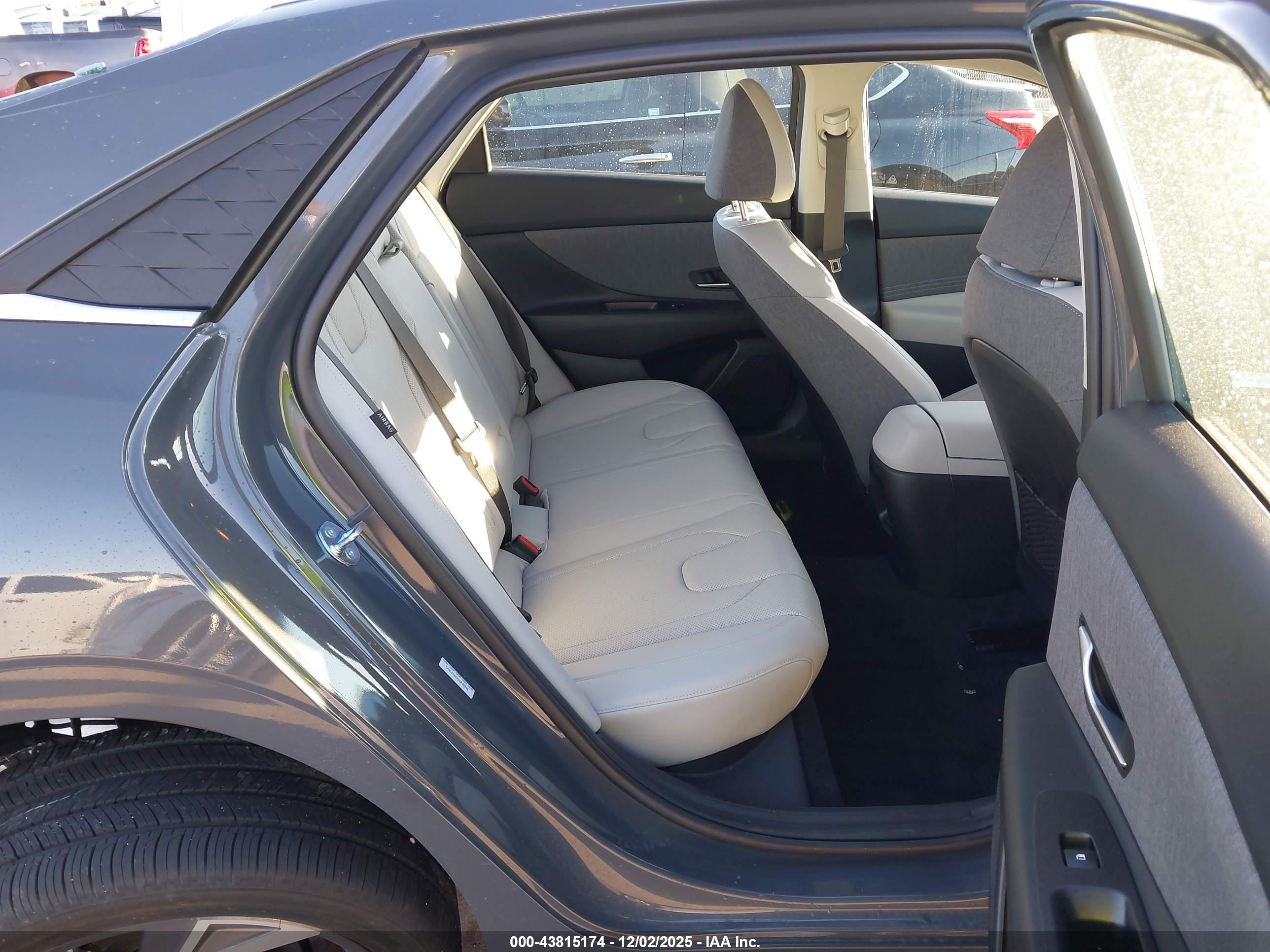 HYUNDAI ELANTRA image 8