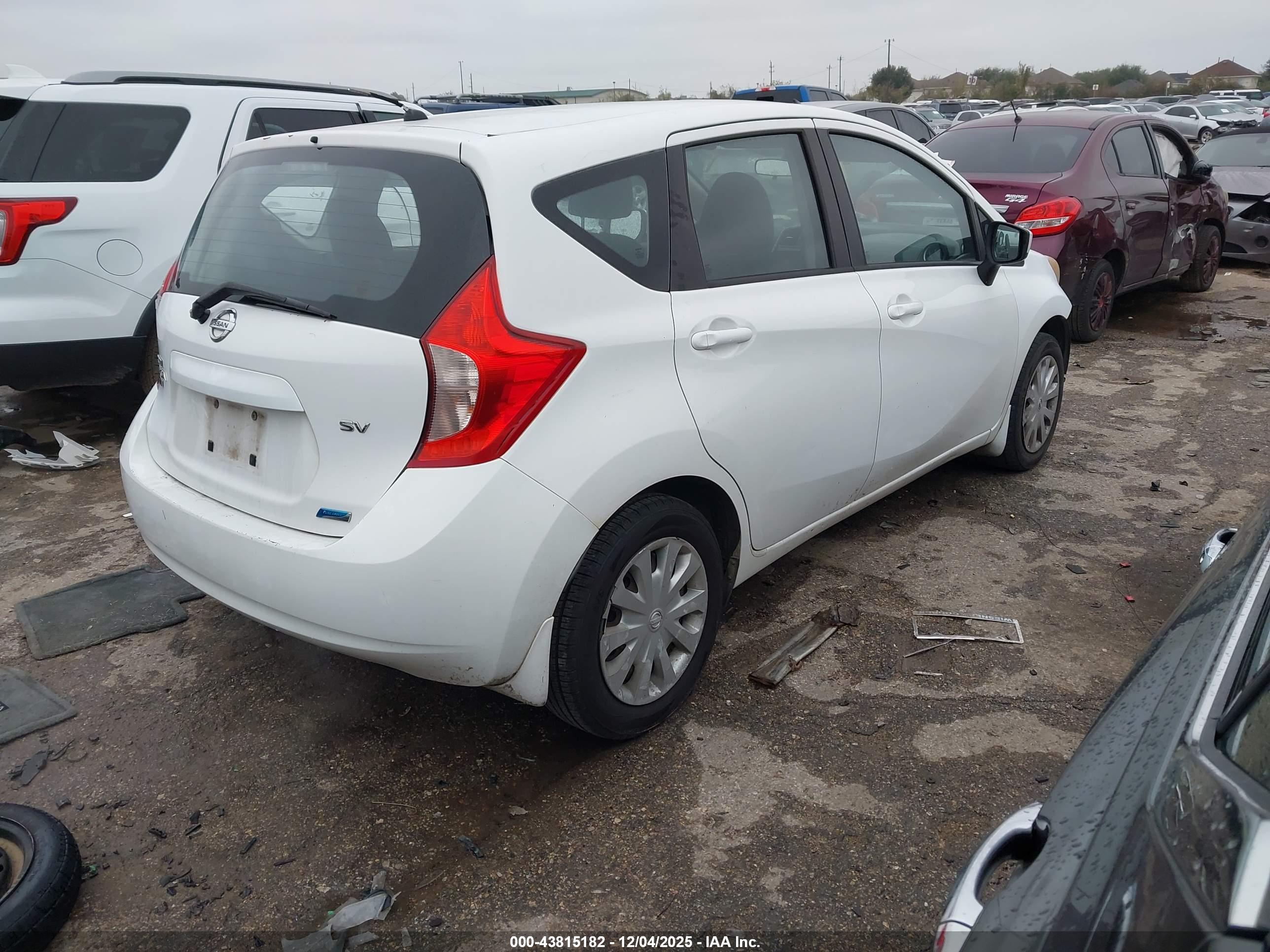 NISSAN VERSA image 4