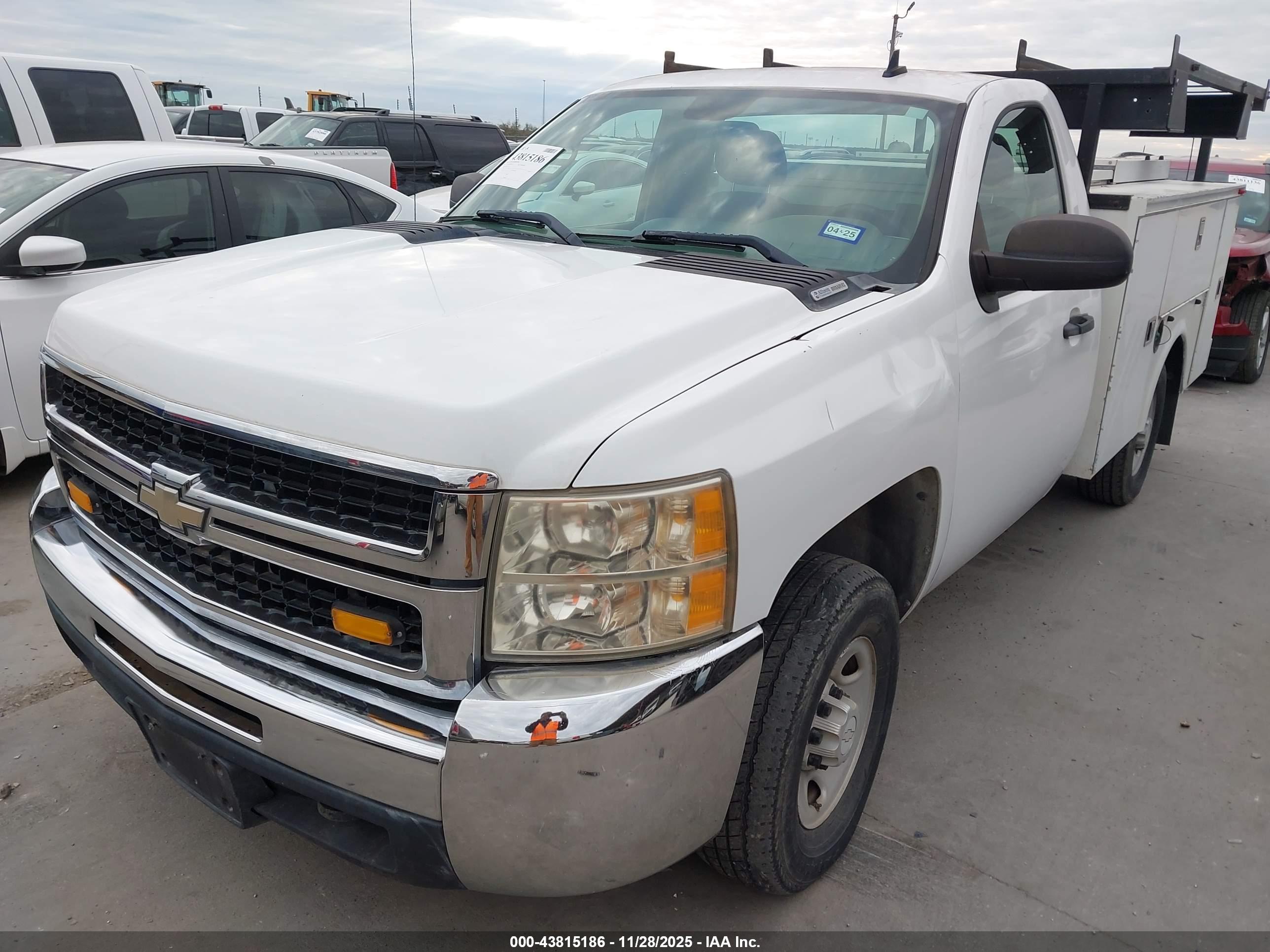 CHEVROLET SILVERADO image 2
