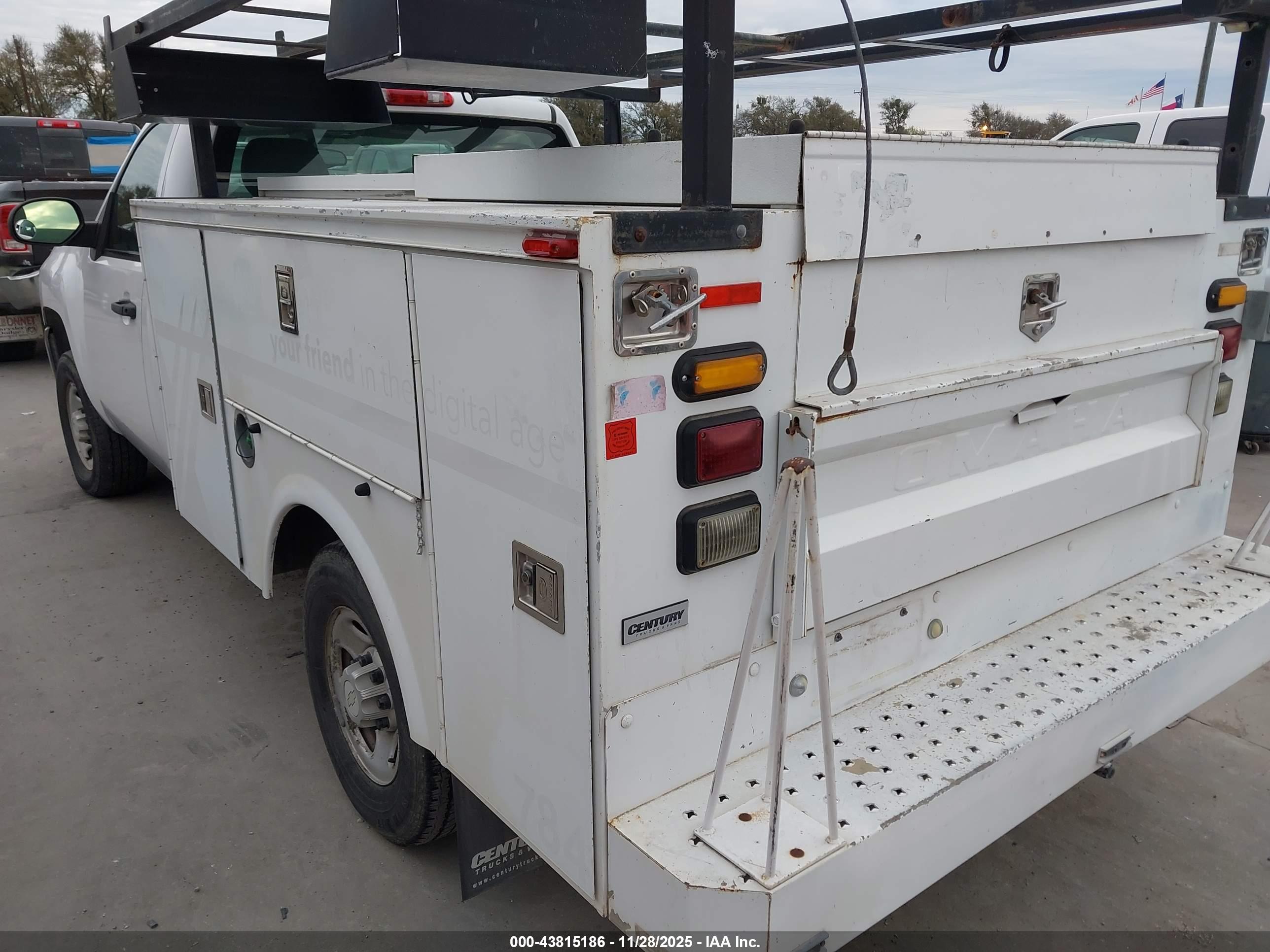 CHEVROLET SILVERADO image 3