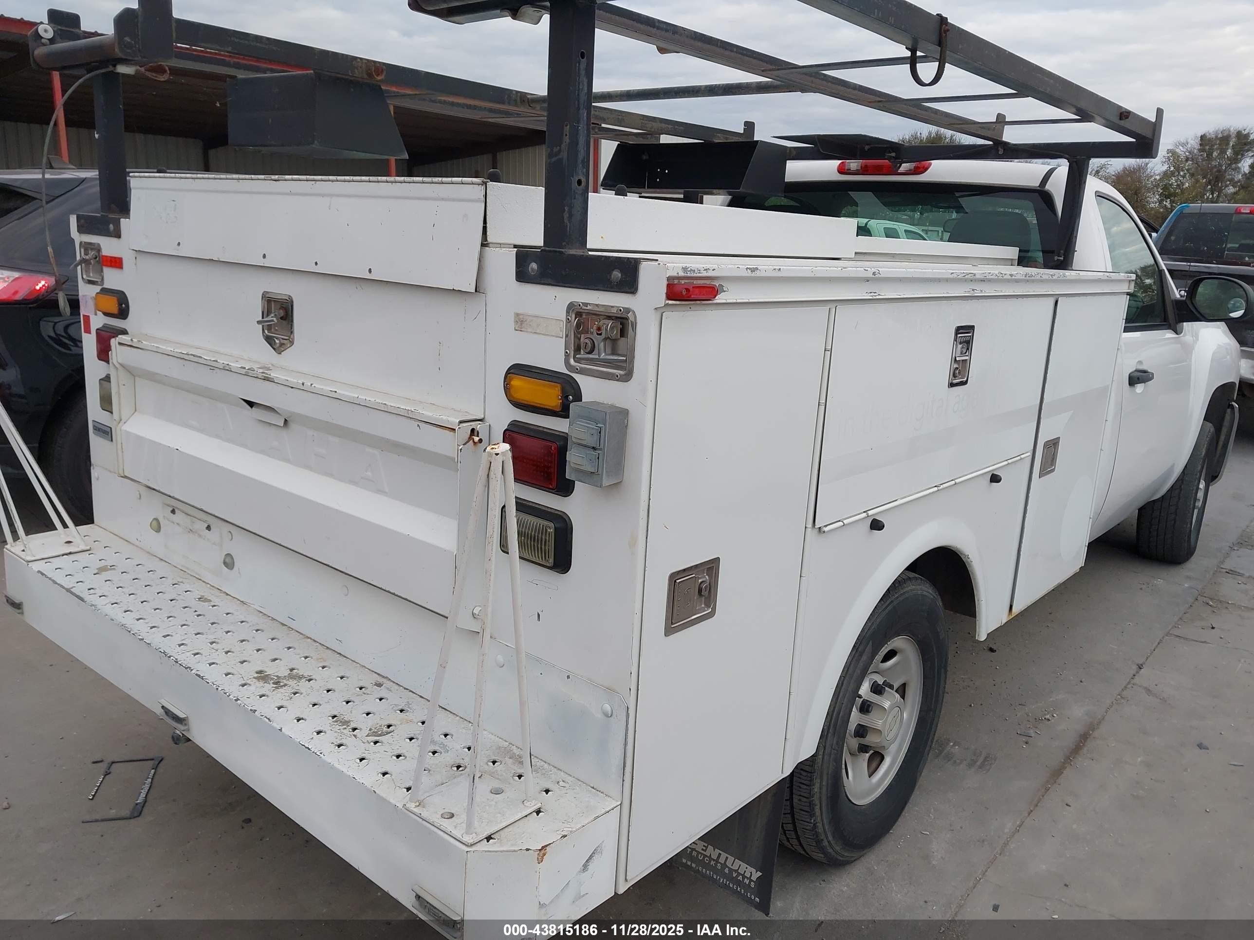 CHEVROLET SILVERADO image 4