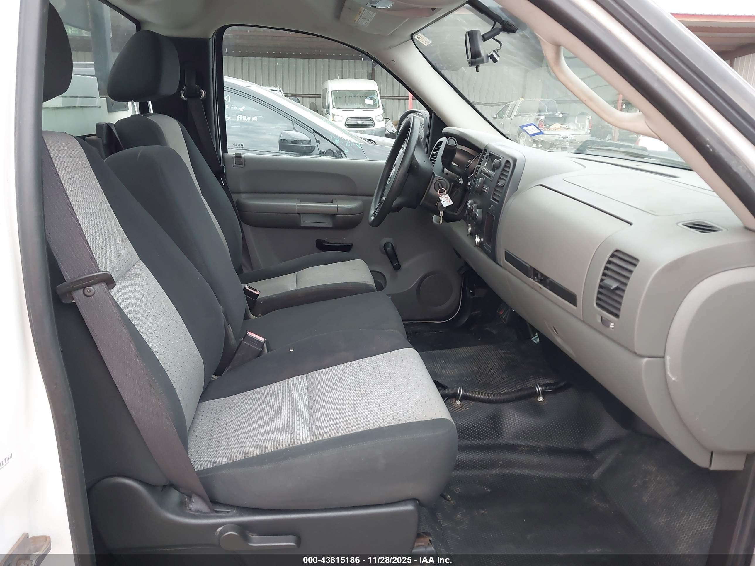 CHEVROLET SILVERADO image 5