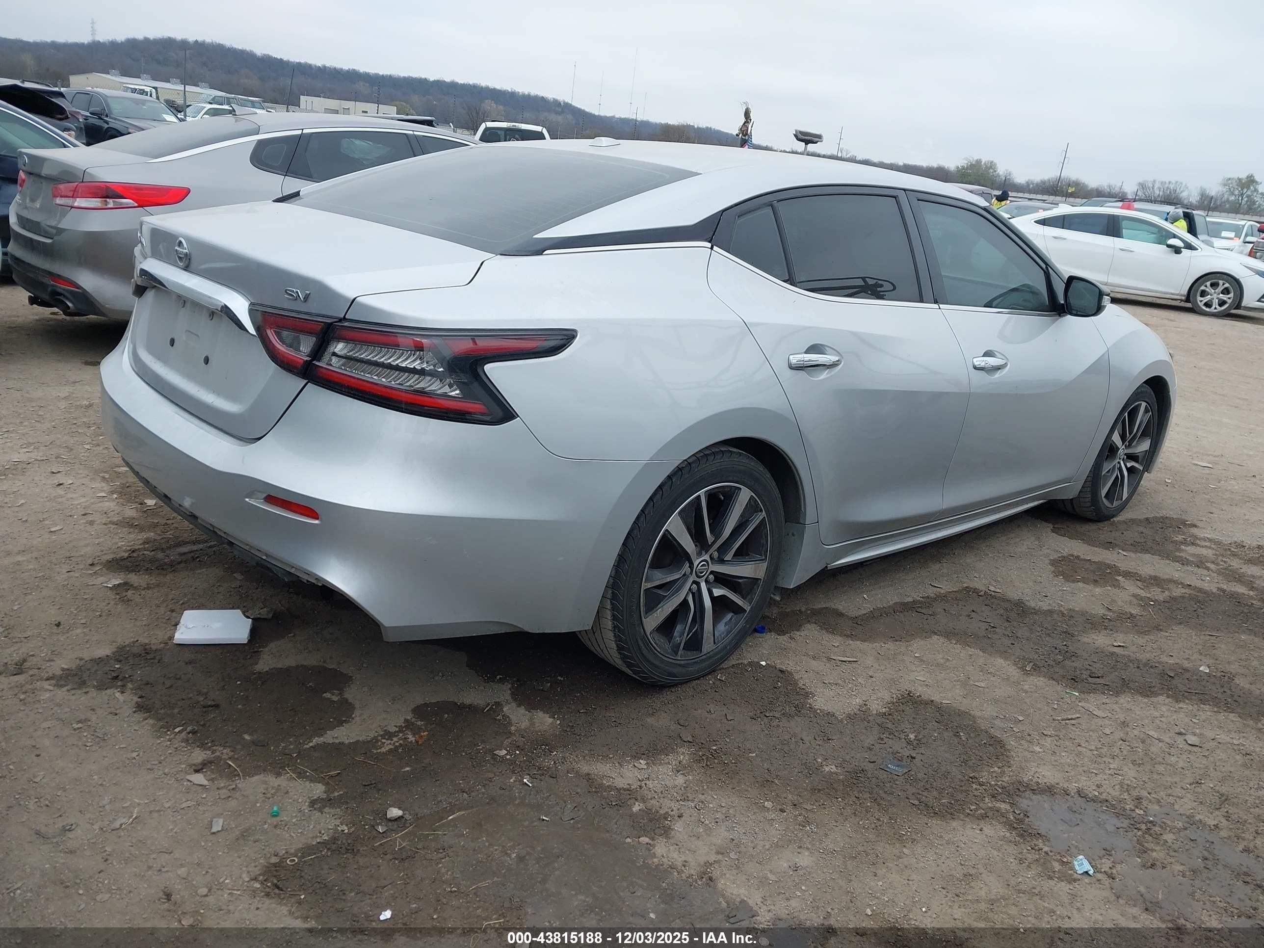 NISSAN MAXIMA image 4