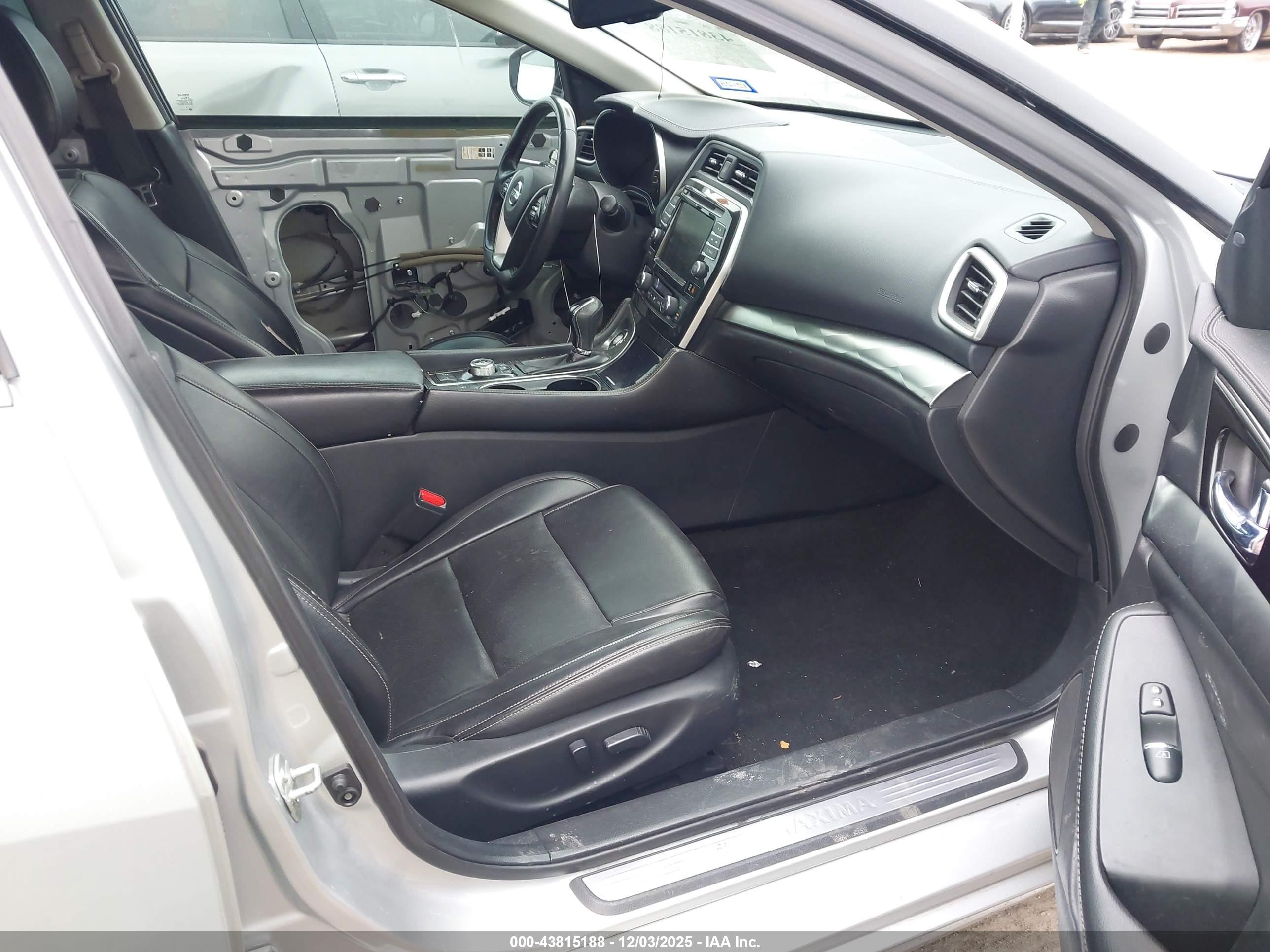 NISSAN MAXIMA image 5