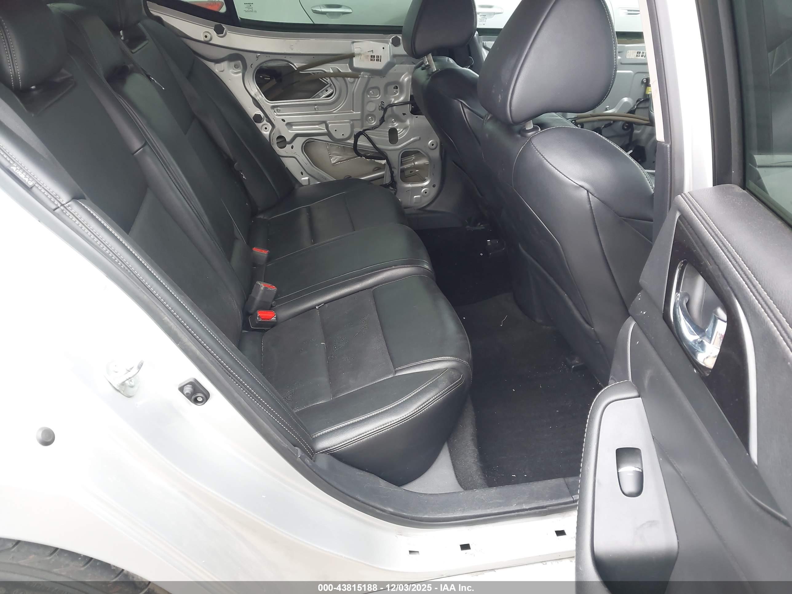 NISSAN MAXIMA image 8
