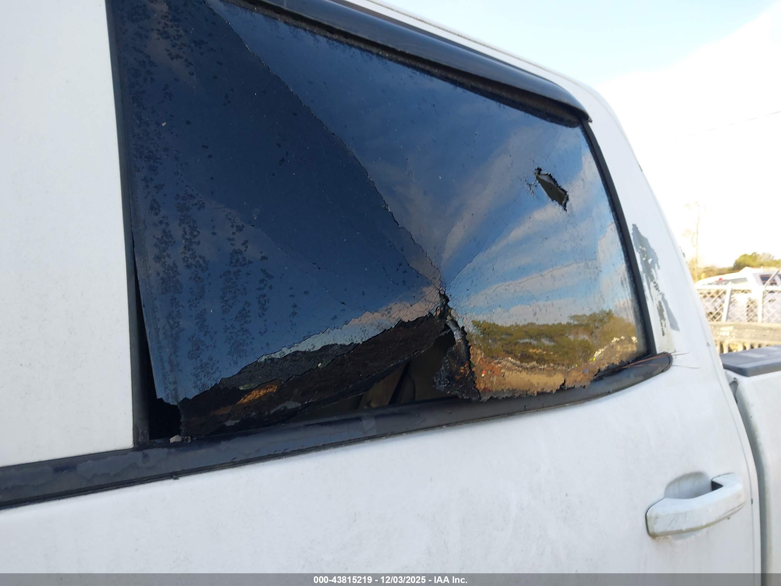 CHEVROLET SILVERADO image 6