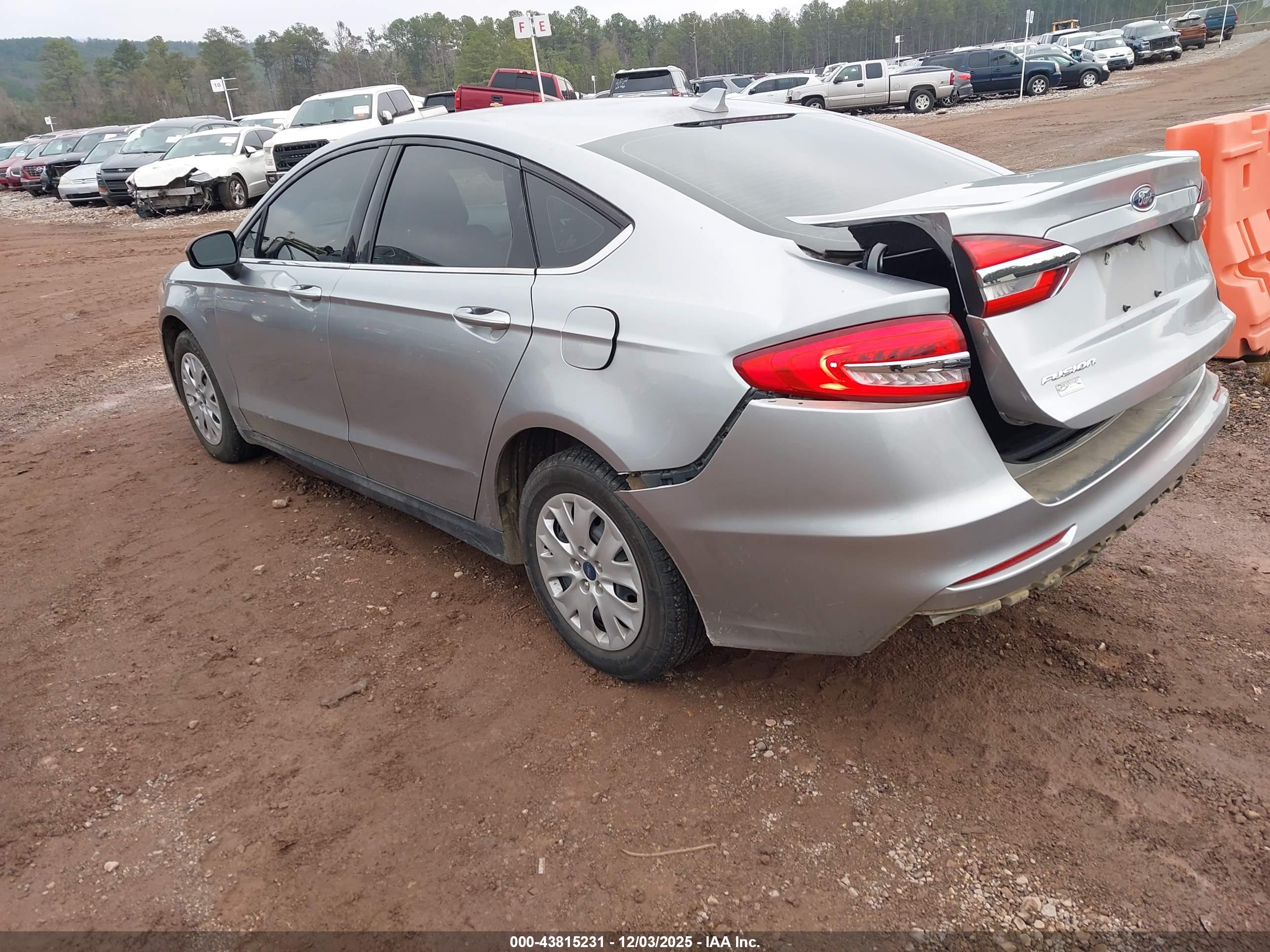 FORD FUSION image 3