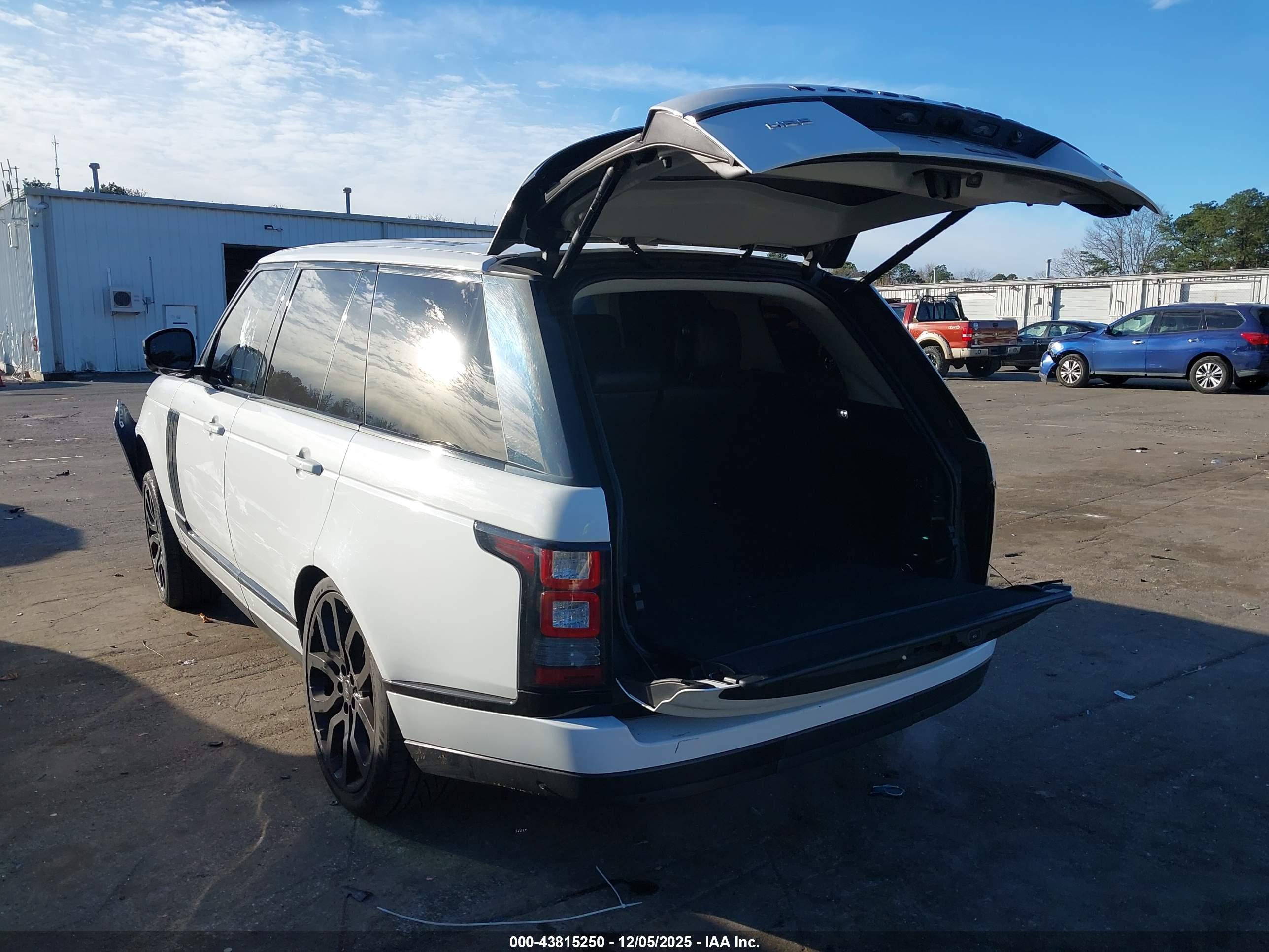 LAND ROVER image 3