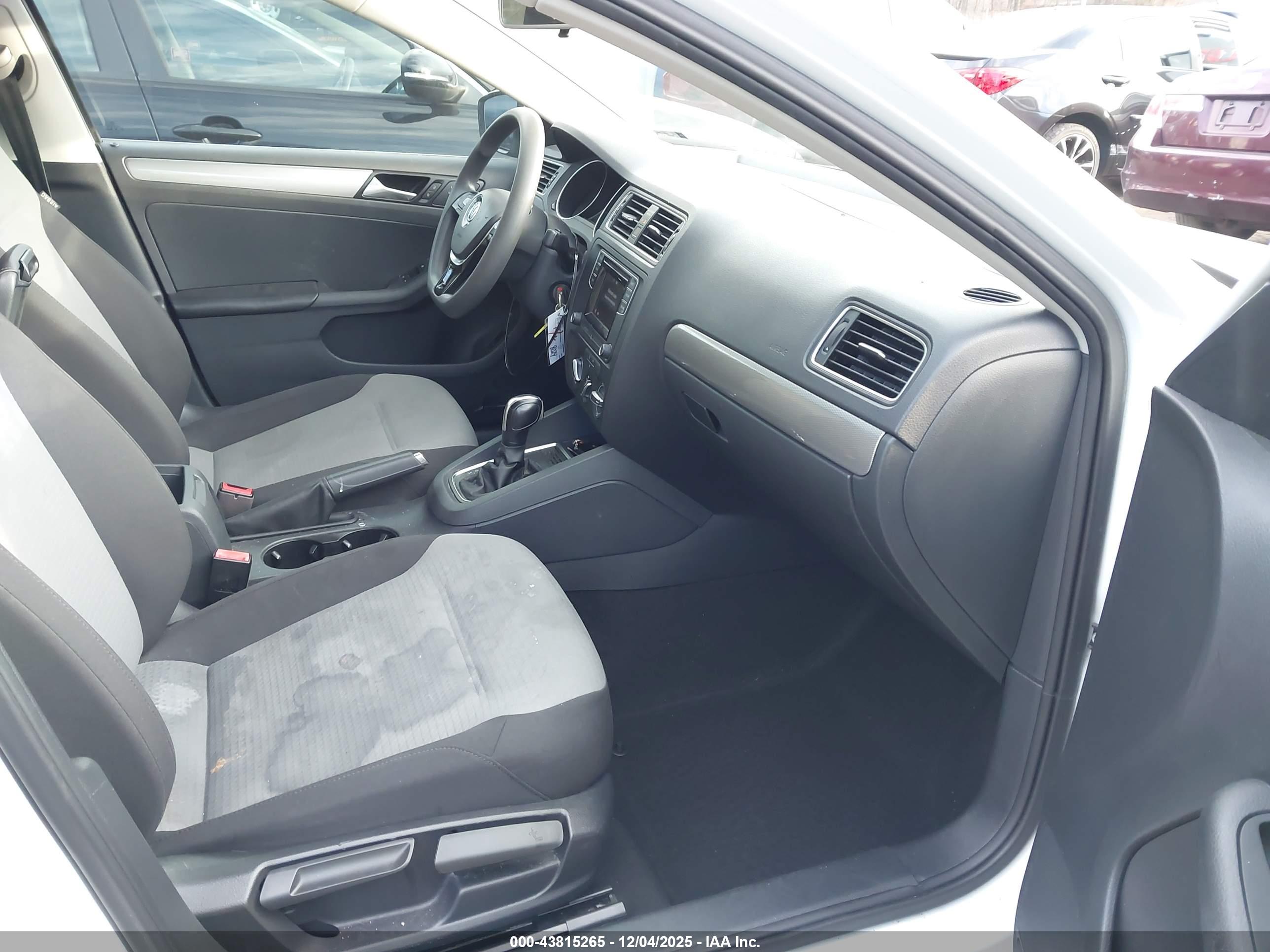 VOLKSWAGEN JETTA image 5