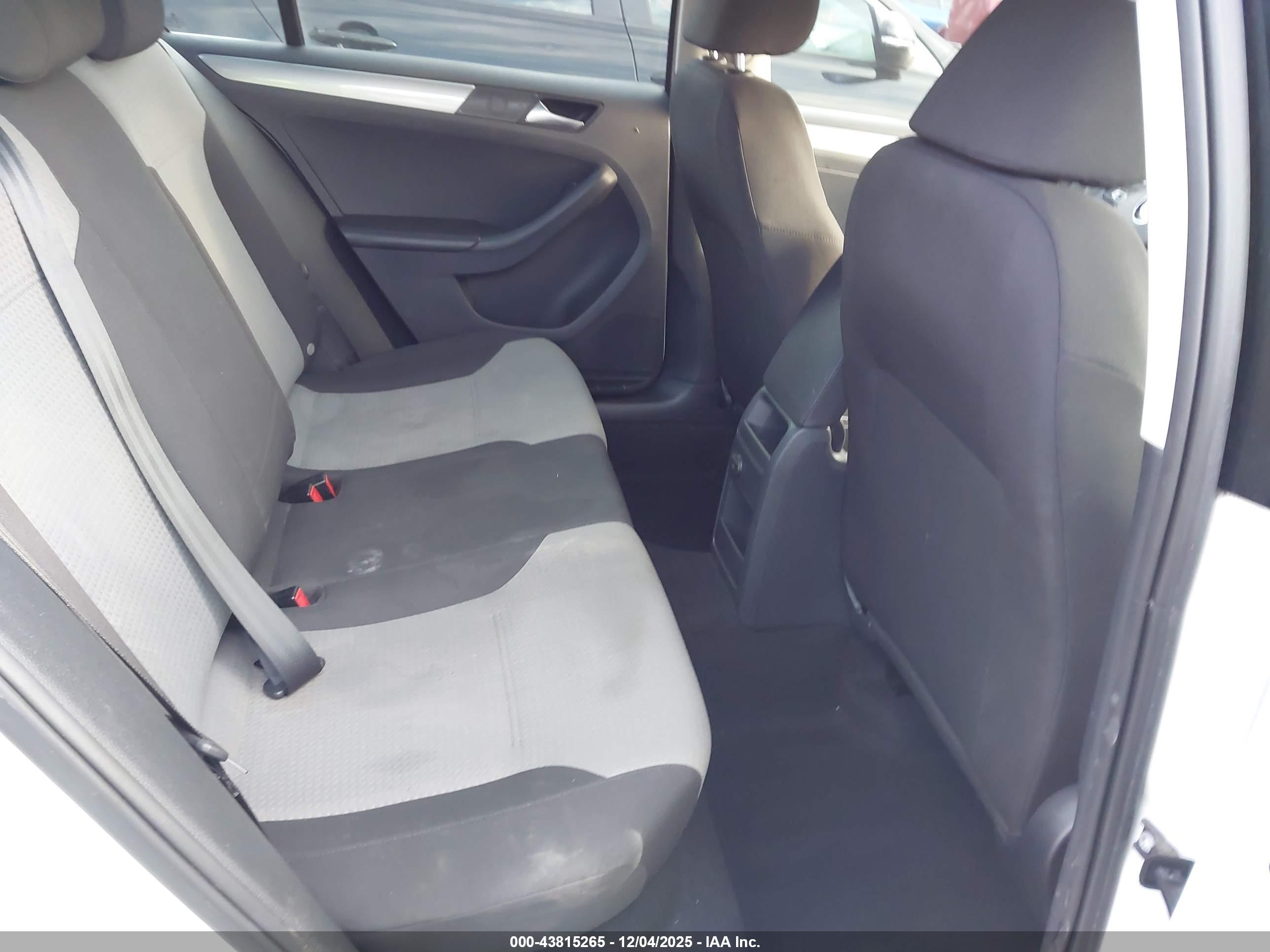 VOLKSWAGEN JETTA image 8