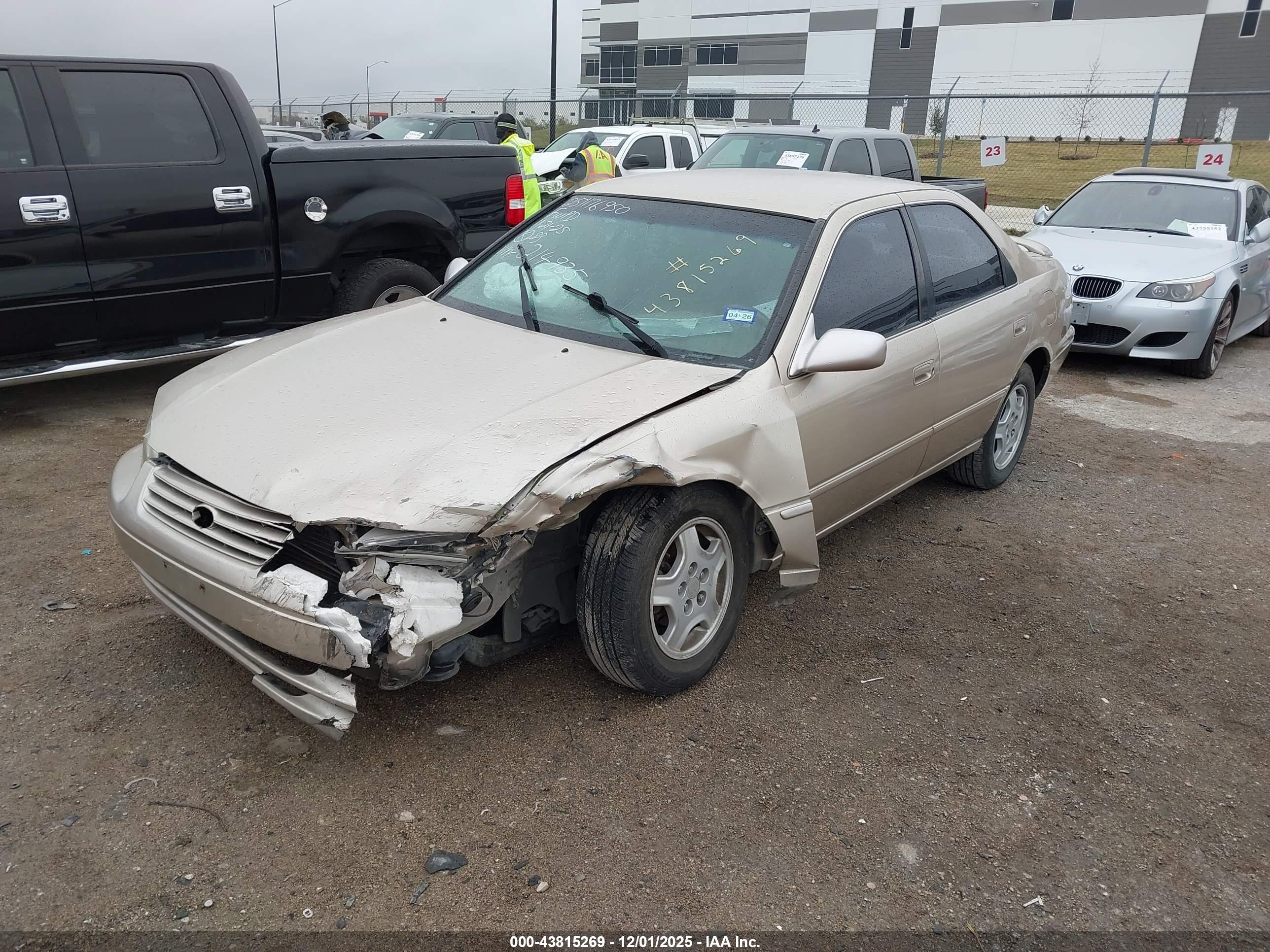 TOYOTA CAMRY image 2