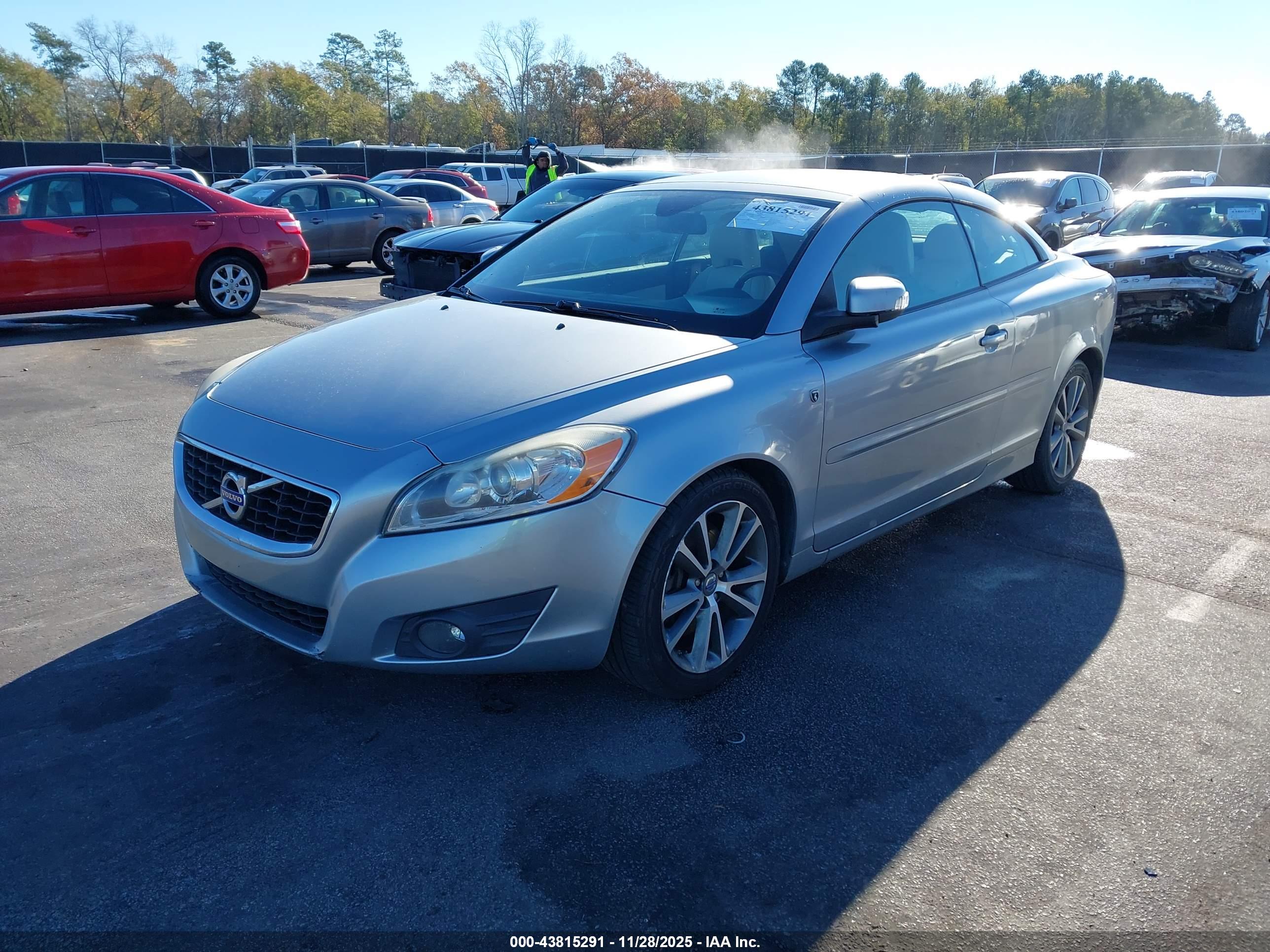 VOLVO C70 image 2
