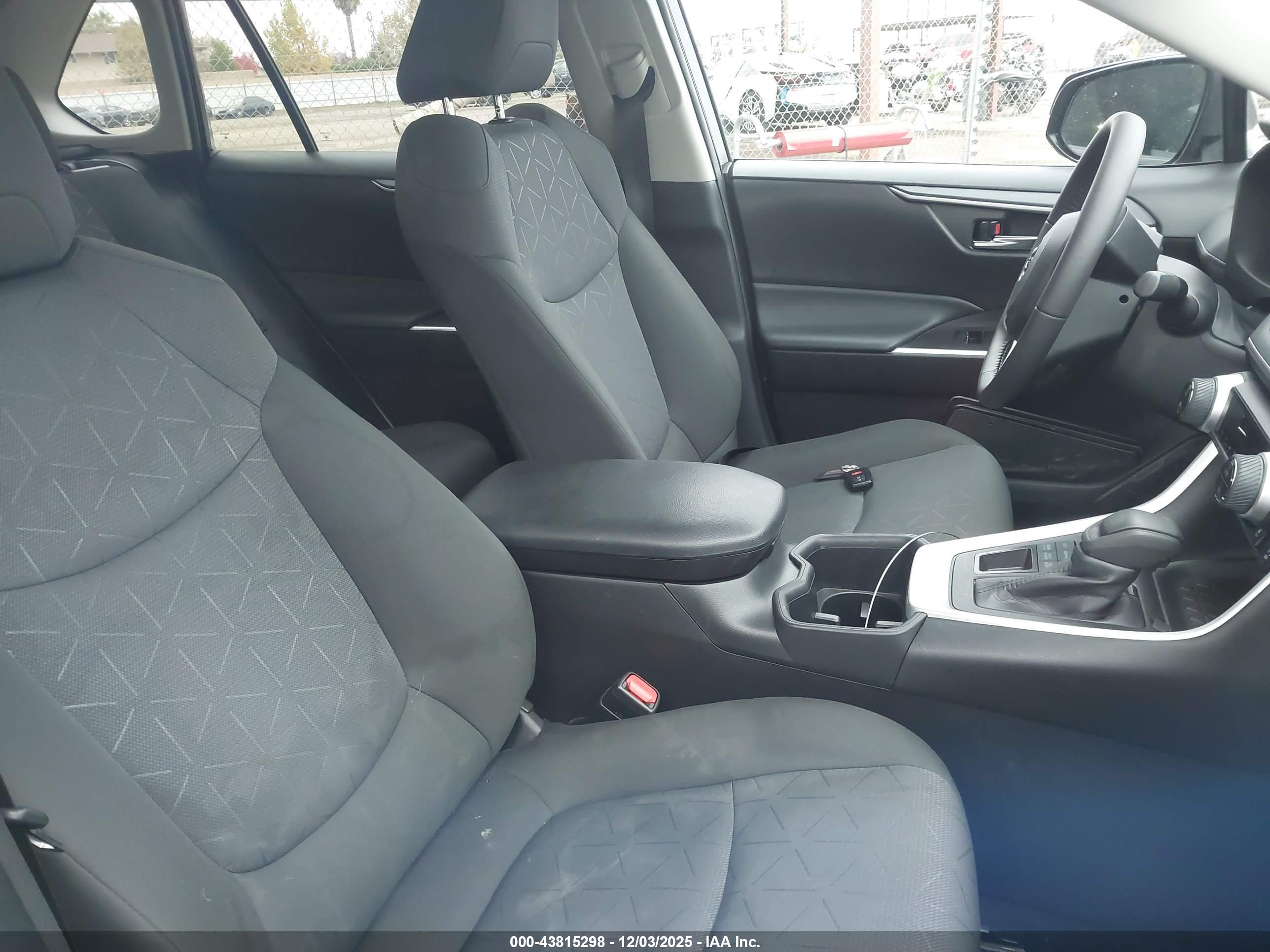 TOYOTA RAV4 image 5