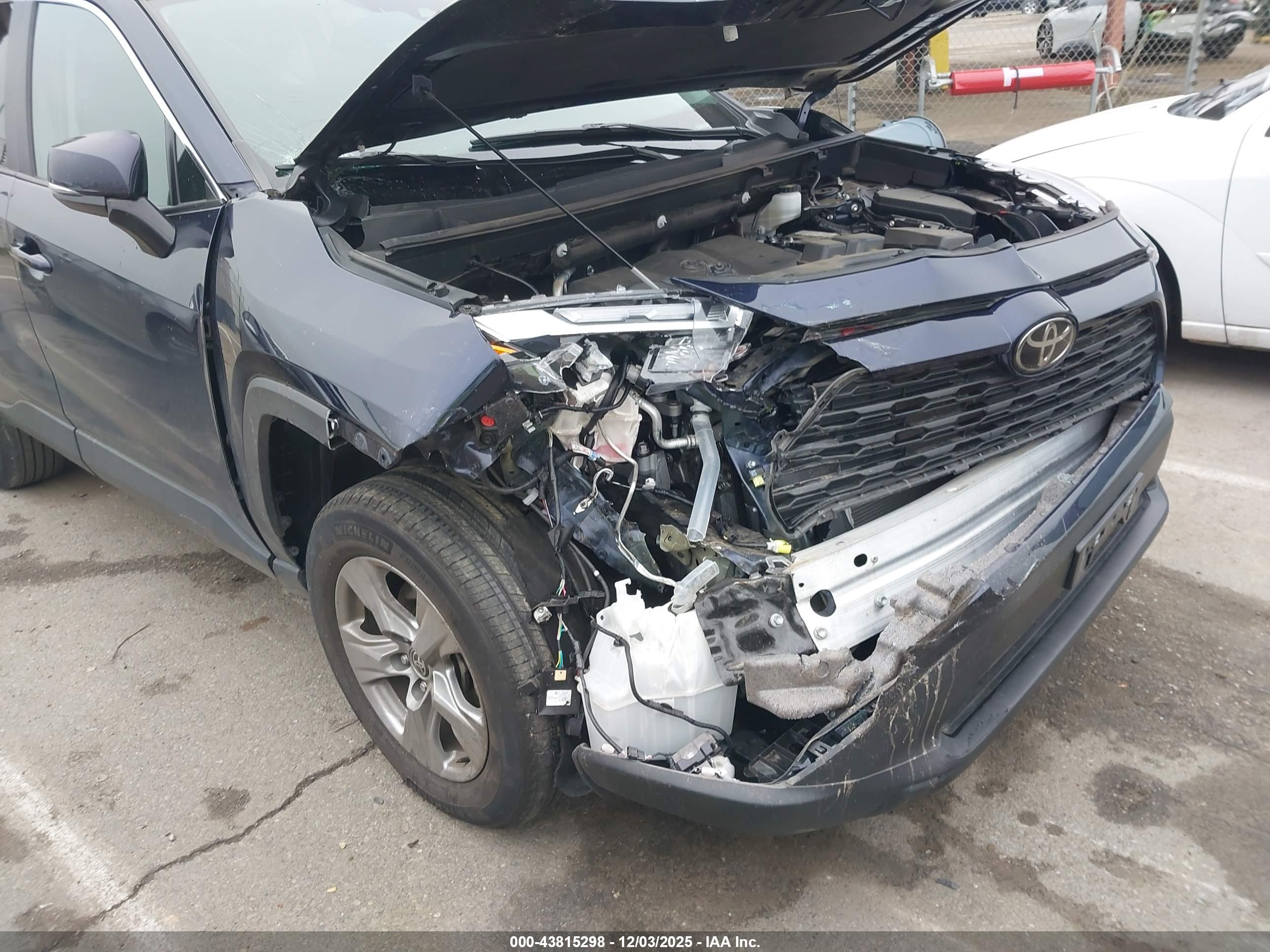 TOYOTA RAV4 image 6