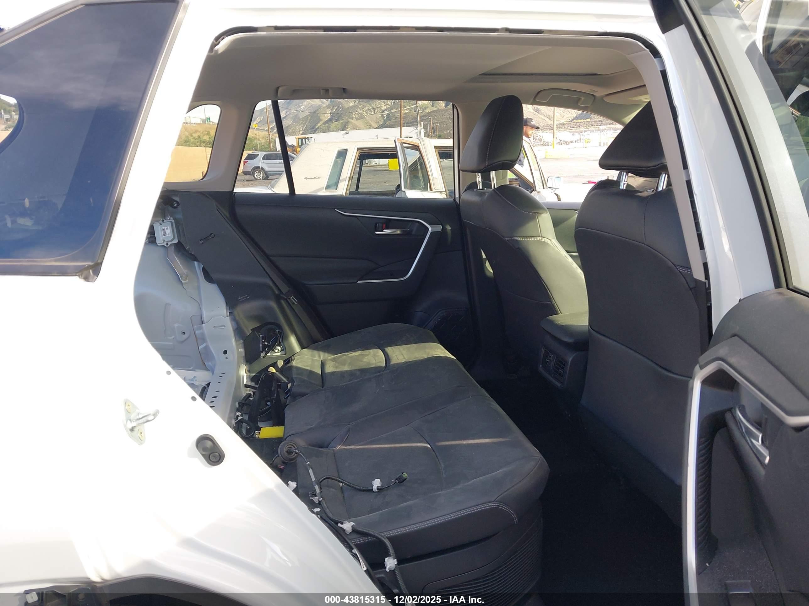 TOYOTA RAV4 image 8