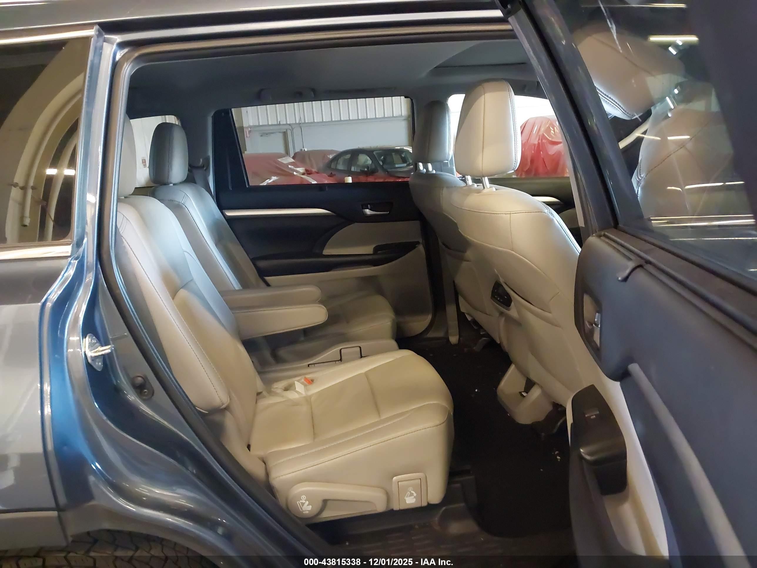 TOYOTA HIGHLANDER image 8