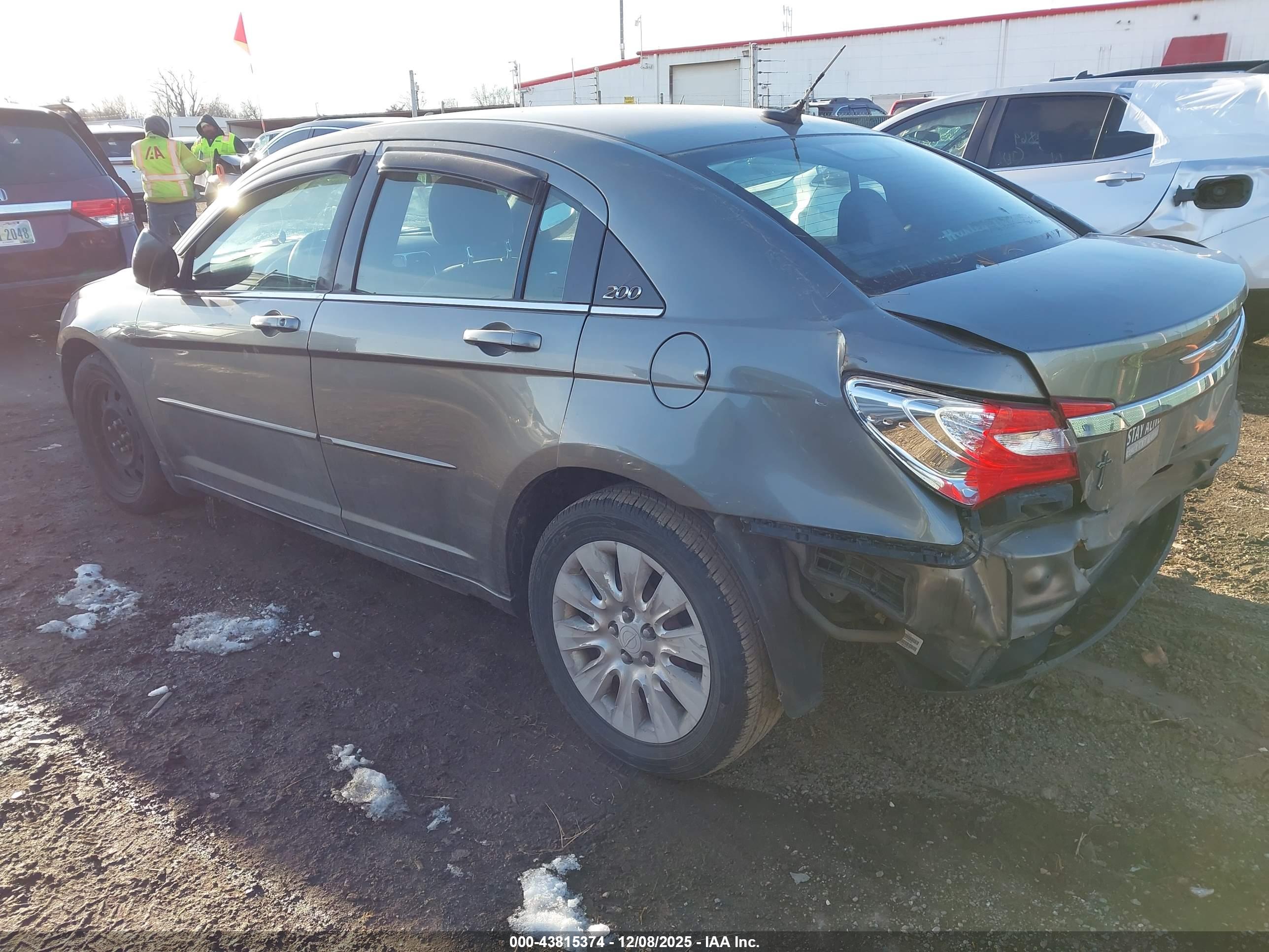 CHRYSLER 200 image 3