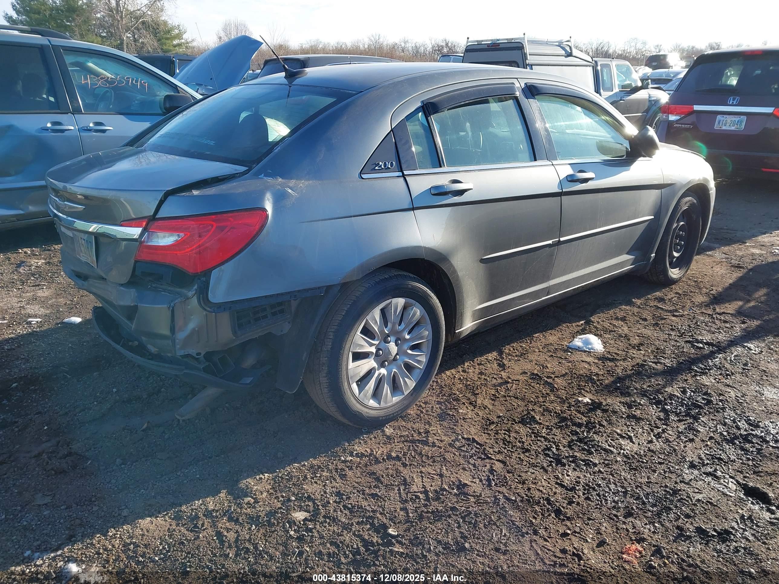 CHRYSLER 200 image 4