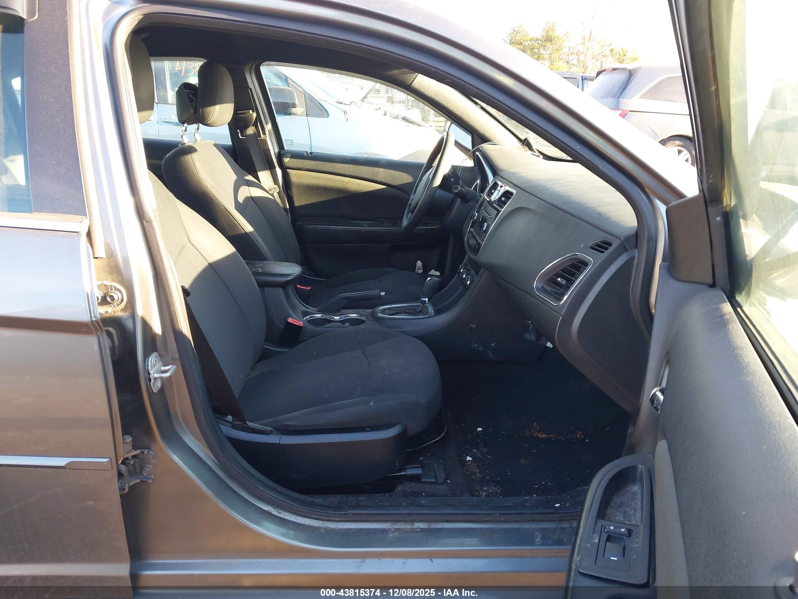 CHRYSLER 200 image 5