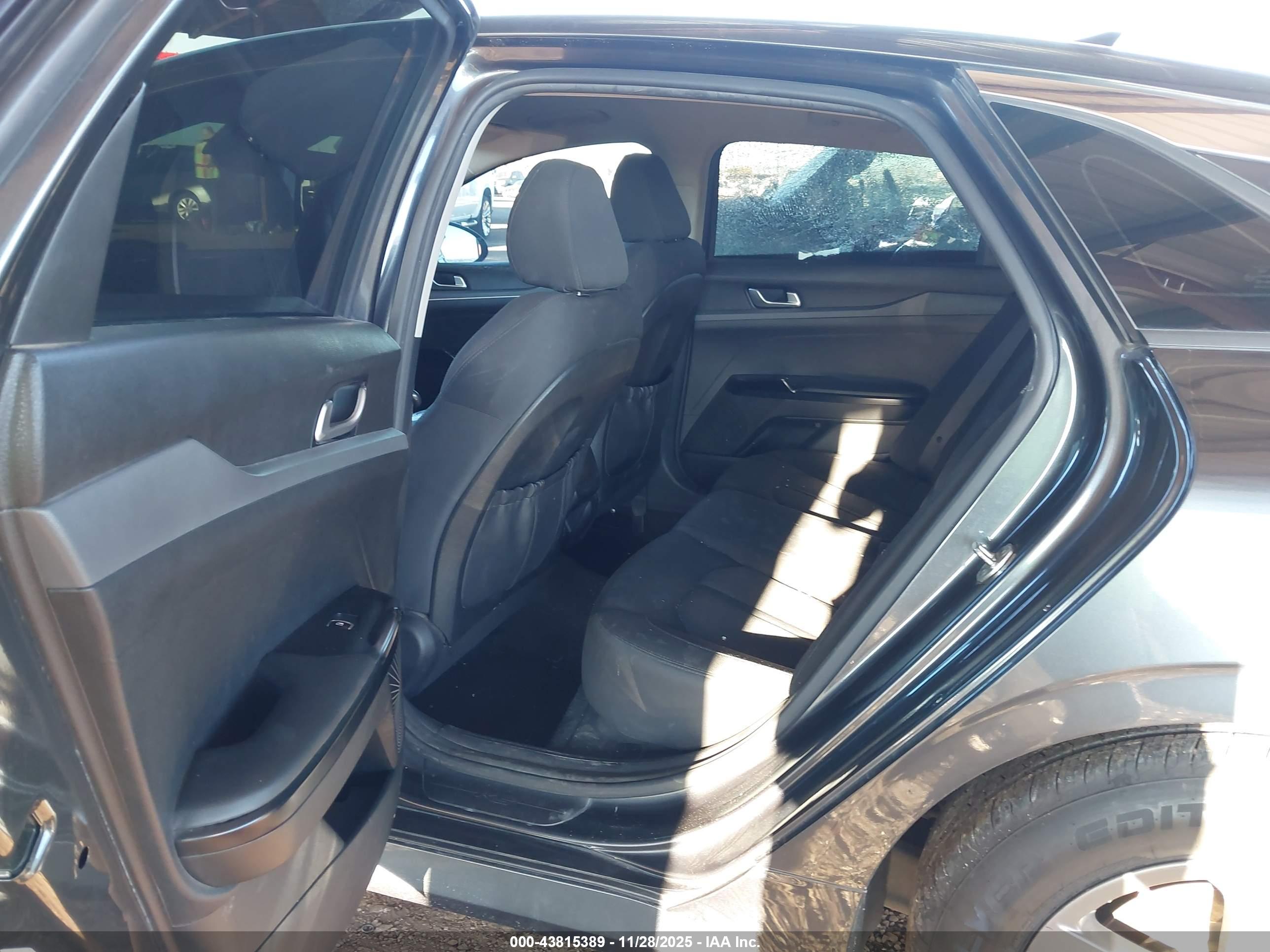 KIA K5 image 8
