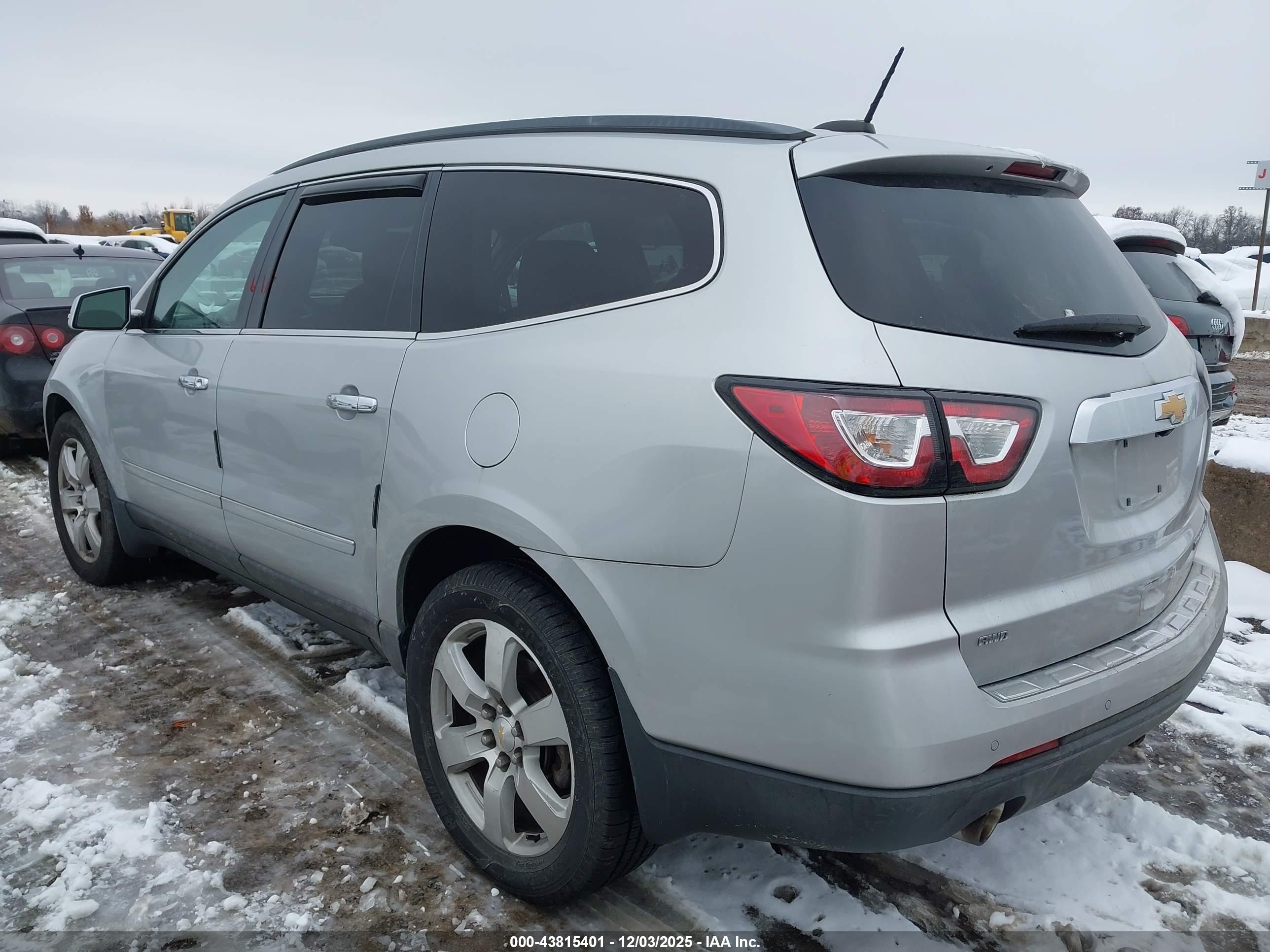 CHEVROLET TRAVERSE image 3