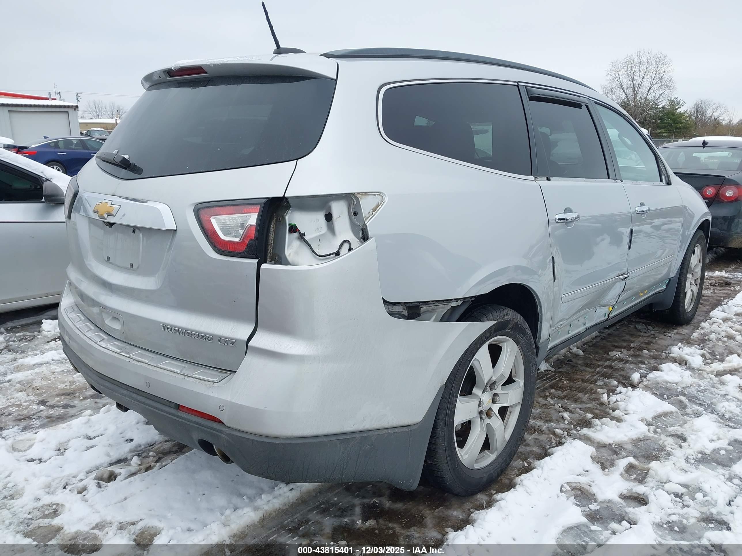CHEVROLET TRAVERSE image 4