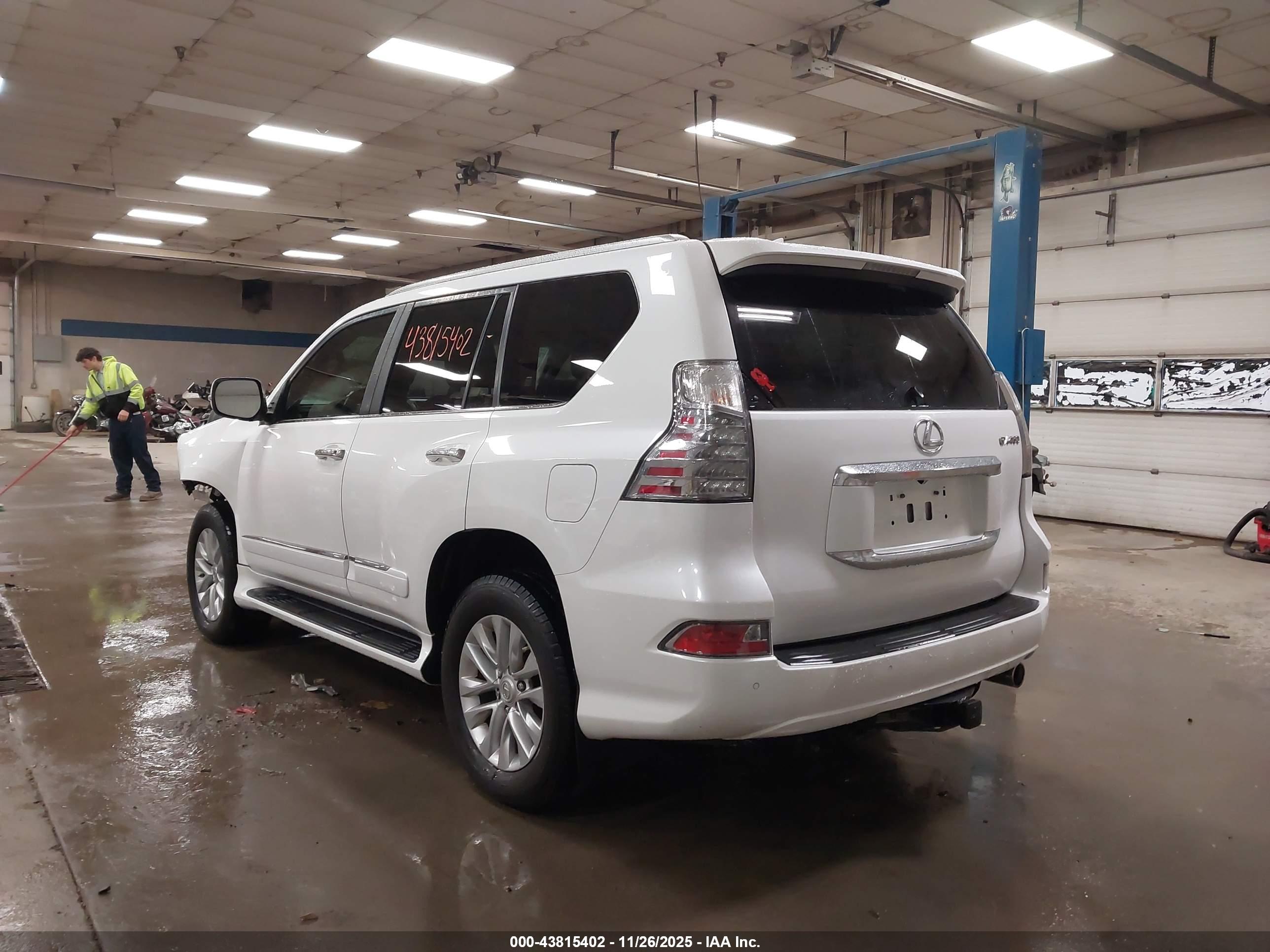 LEXUS GX image 3