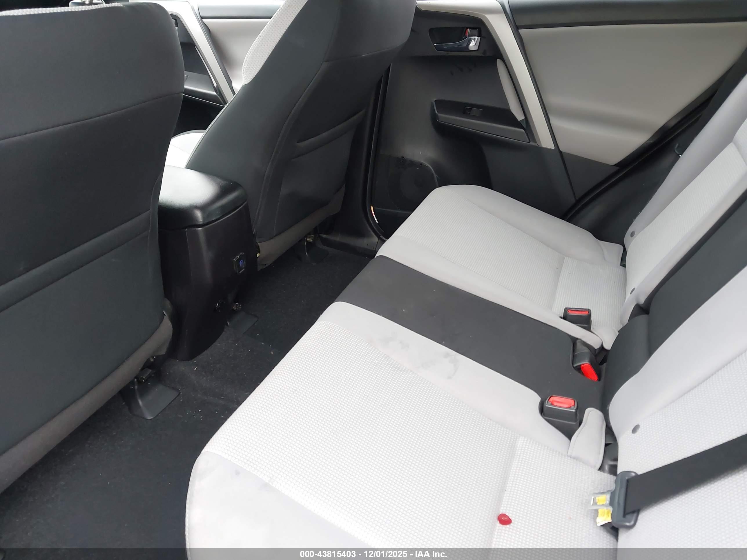TOYOTA RAV4 image 8