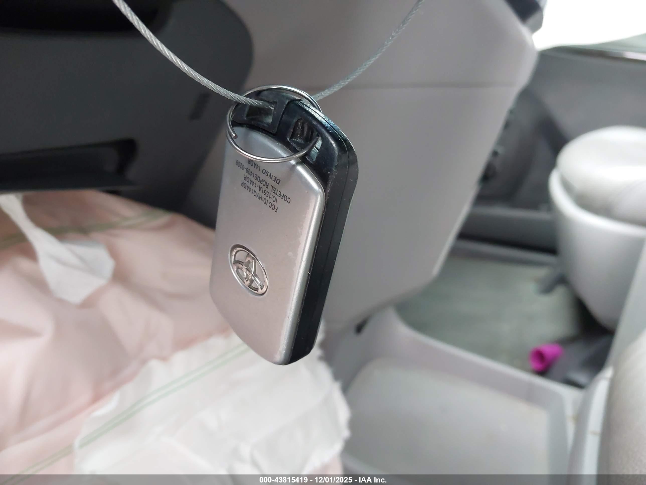 TOYOTA SIENNA image 11